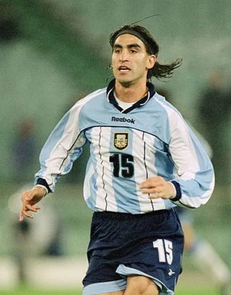 Husaín con la camiseta de la selección argentina