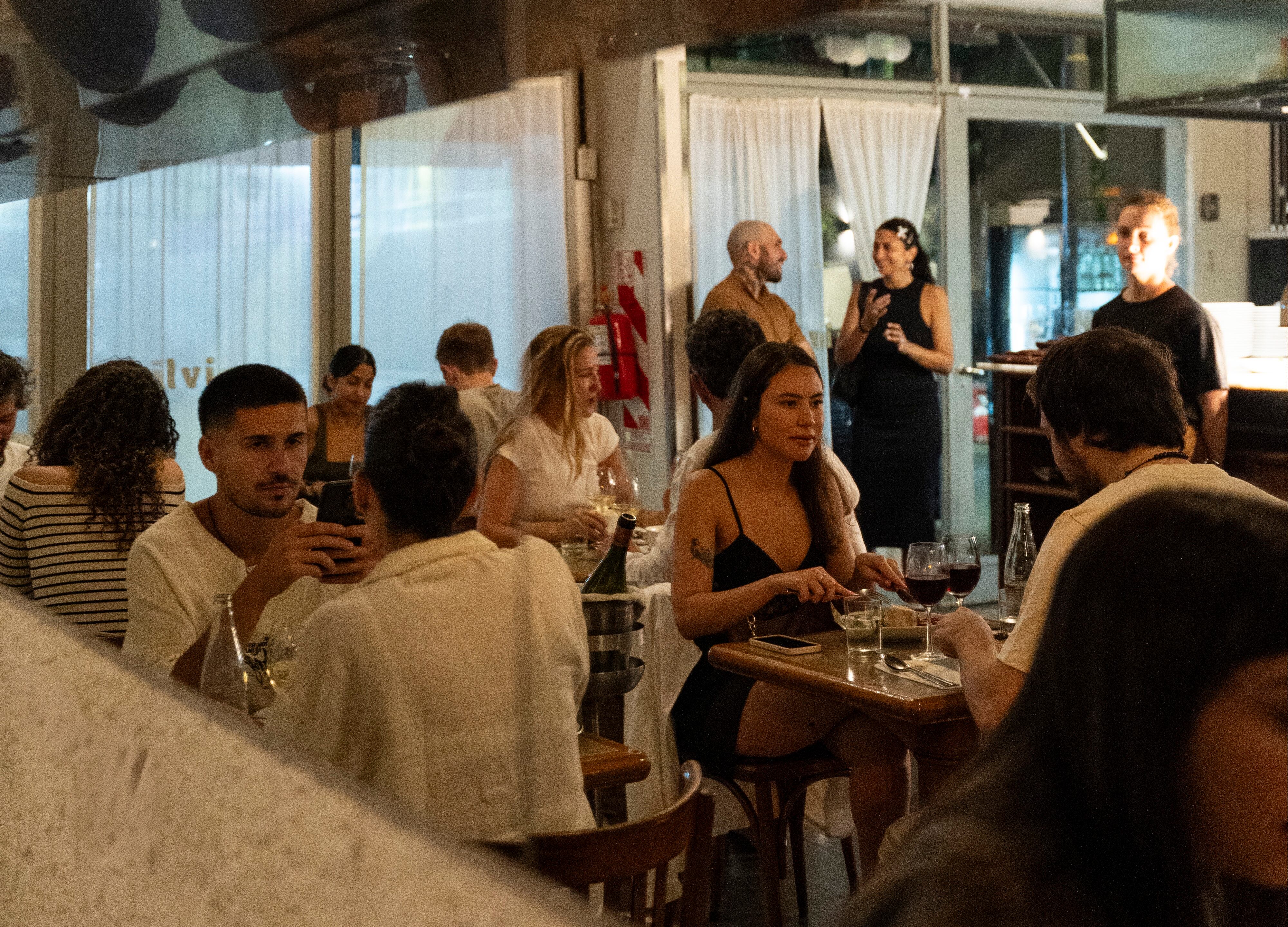 El bistró abre sólo a la noche y se adapta a distintos planes, desde citas hasta reuniones de amigos