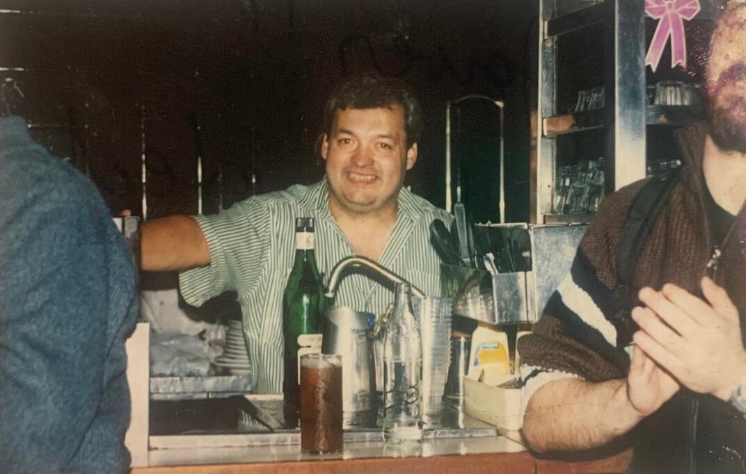 Javier, años atrás, detrás del mostrador de