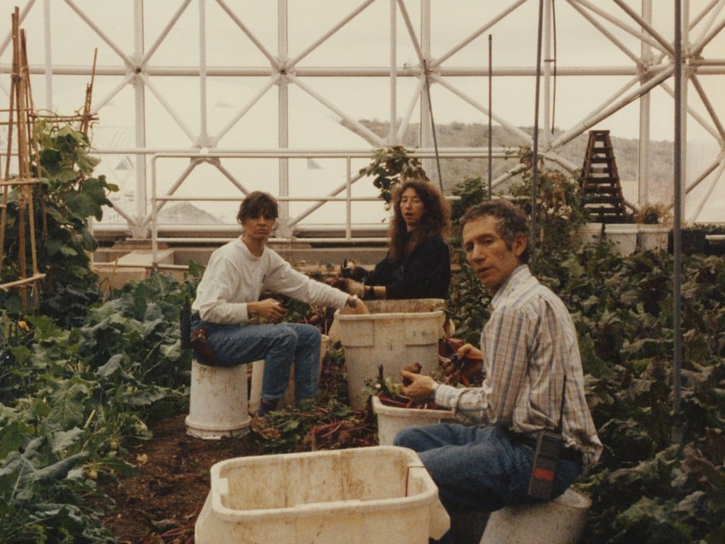 Los participantes se dividieron las tareas según sus especialidades; mientras que unos se dedicaban a la ganadería, otros se dedicaban a la agricultura y la cocina; el astrofísico Taber MacCallum era el encargado de medir los niveles de oxígeno y de dióxido de carbono