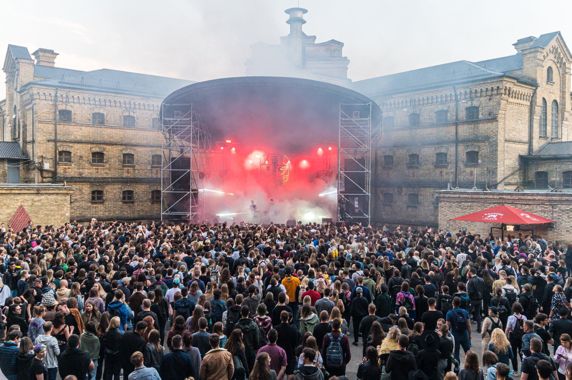 Un recital de rock en el atrio de Likiskes