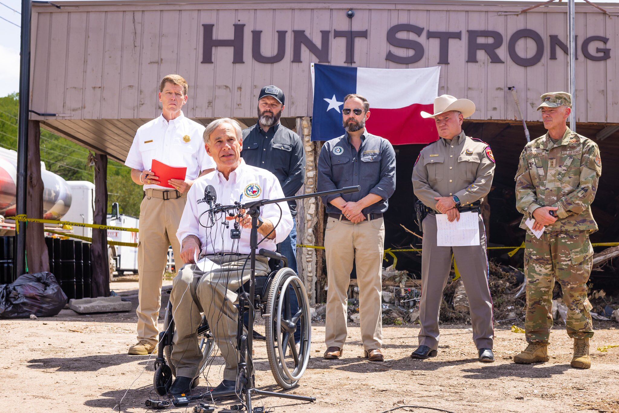 Greg Abbott afirmó que continuaran las búsquedas de las personas que aún siguen desaparecidas