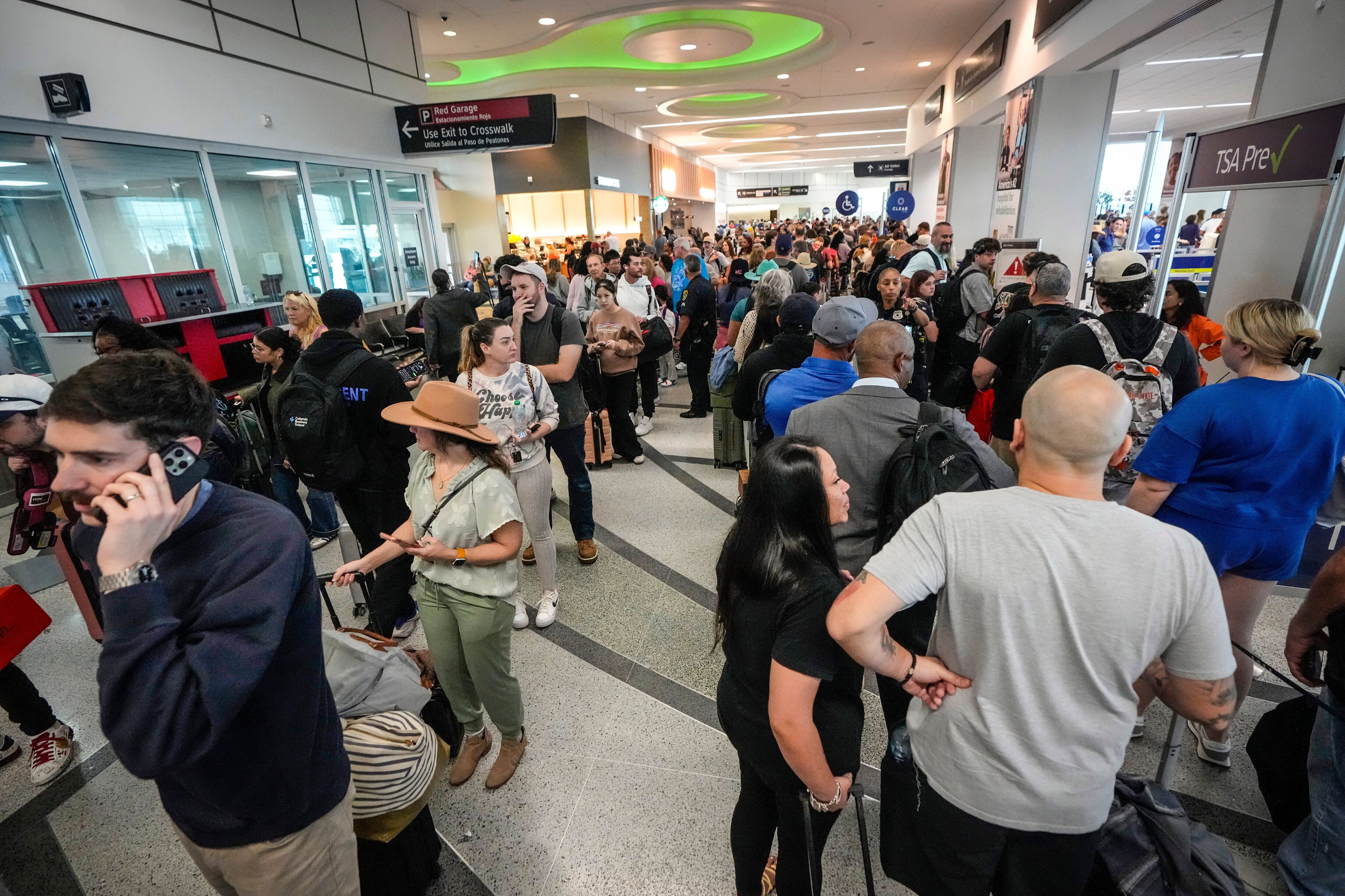 Crisis en los aeropuertos de EE.UU.: aumenta el ausentismo de la TSA y advierten por posibles cierres