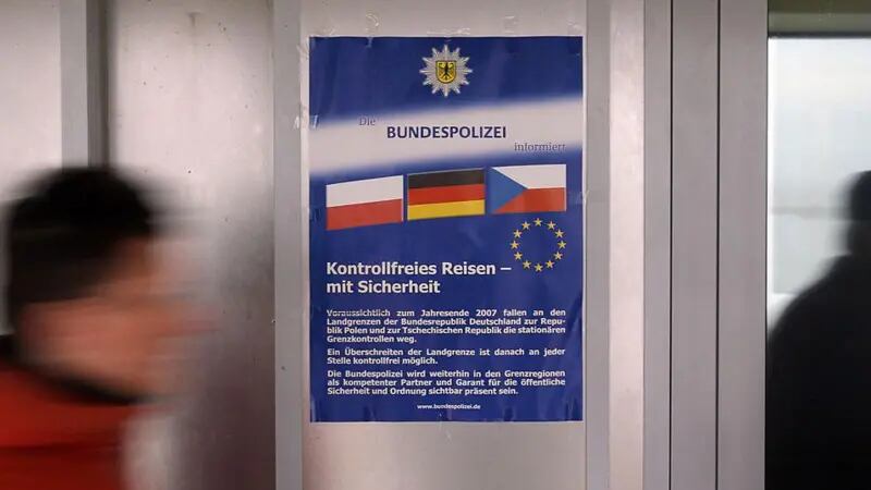 Un cartel informa sobre la apertura de las fronteras entre Alemania, Polonia y la República Checa
