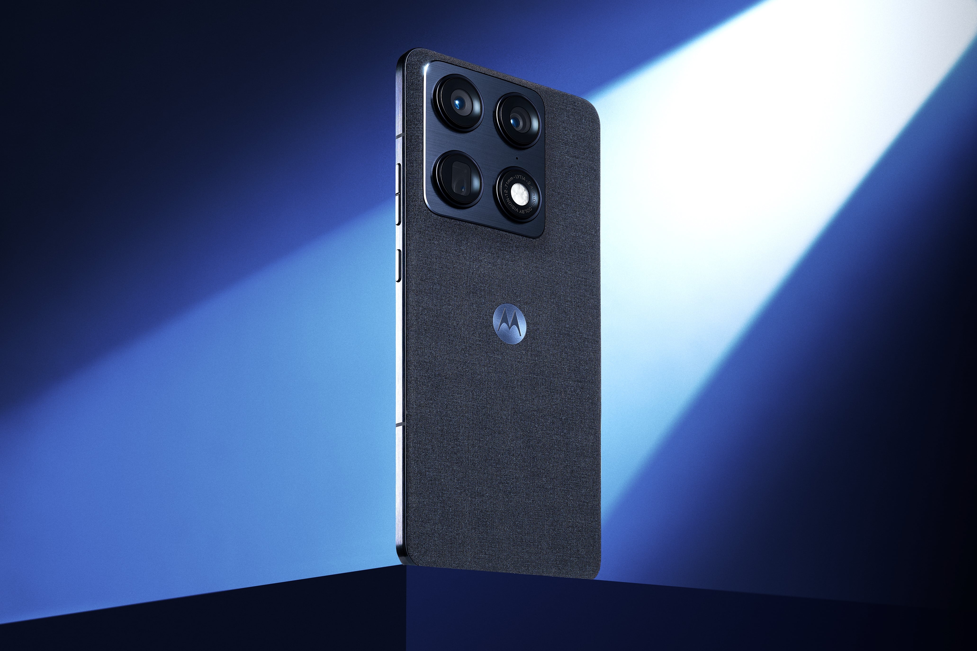 El Motorola Signature tiene certificación IP68 e IP69 (protegido contra el polvo, la inmersión durante media hora y los chorros de agua directos) y MIL-STD-810H, un estándar de durabilidad del Ejército estadounidense