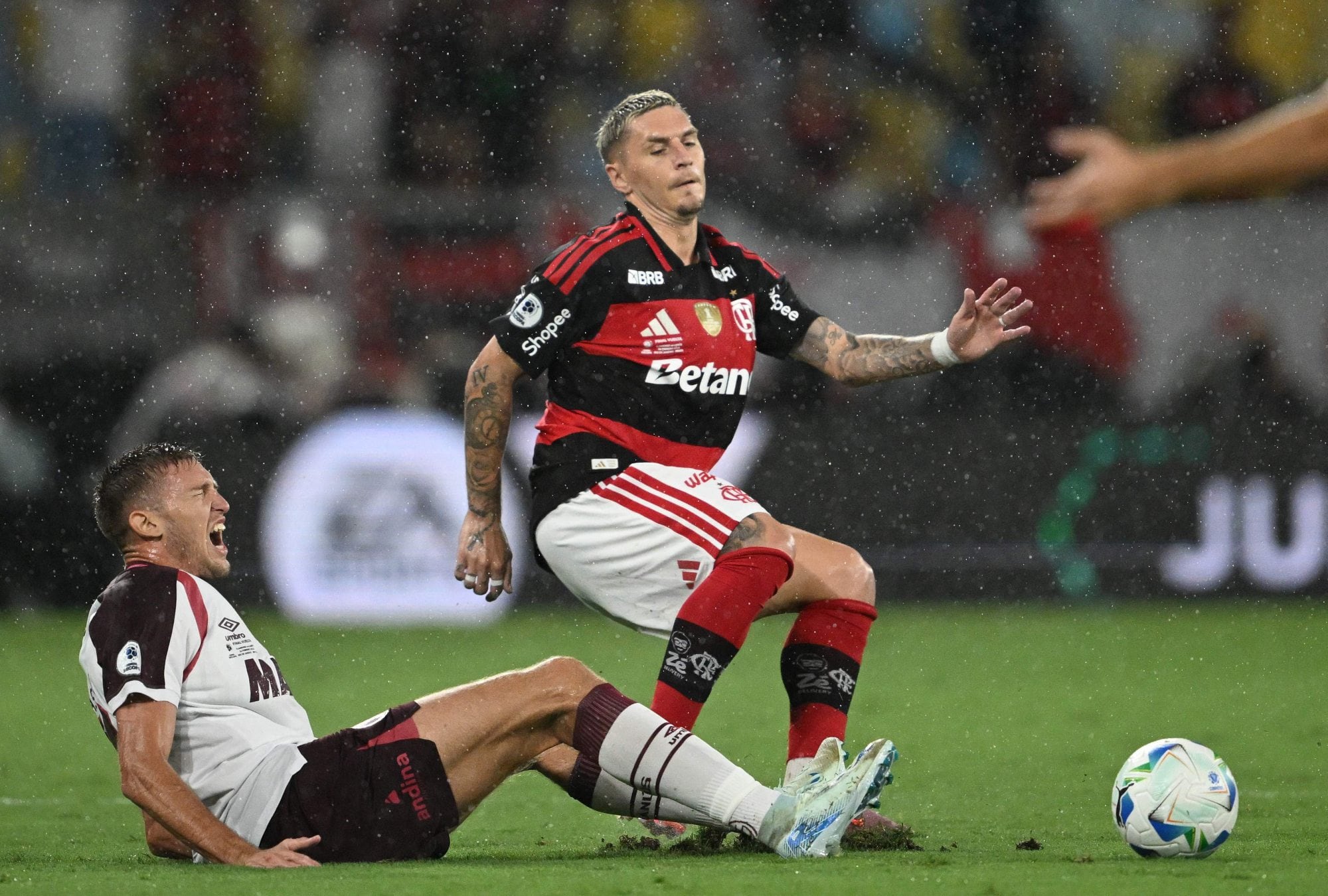 Rodrigo Castillo grita ante la falta de Guillermo Varela