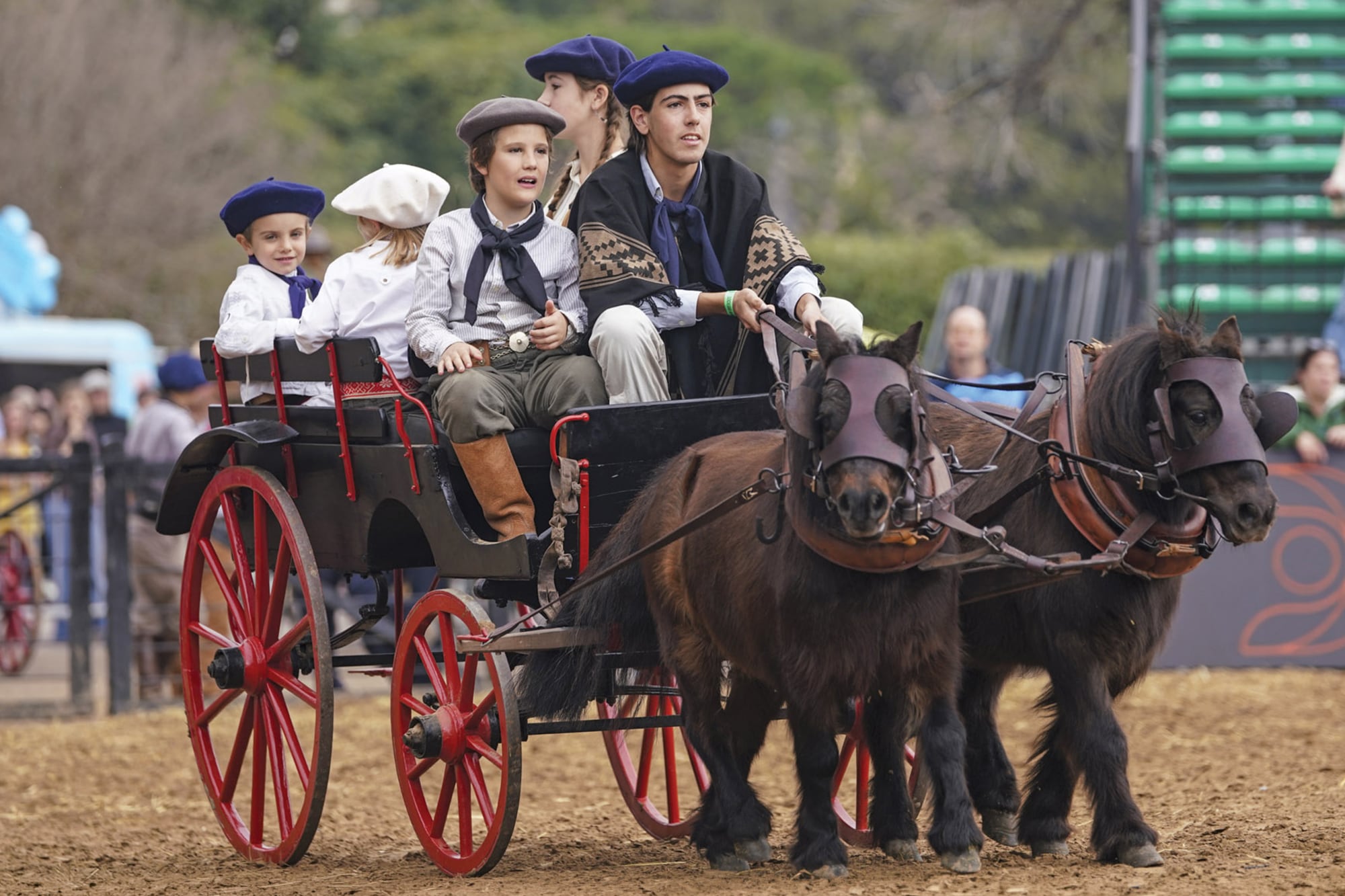 Alejandro Rodrigo Rueda (n), Lucero Rueda, Paula Rueda y Jimena Rueda salen a la pista en familia