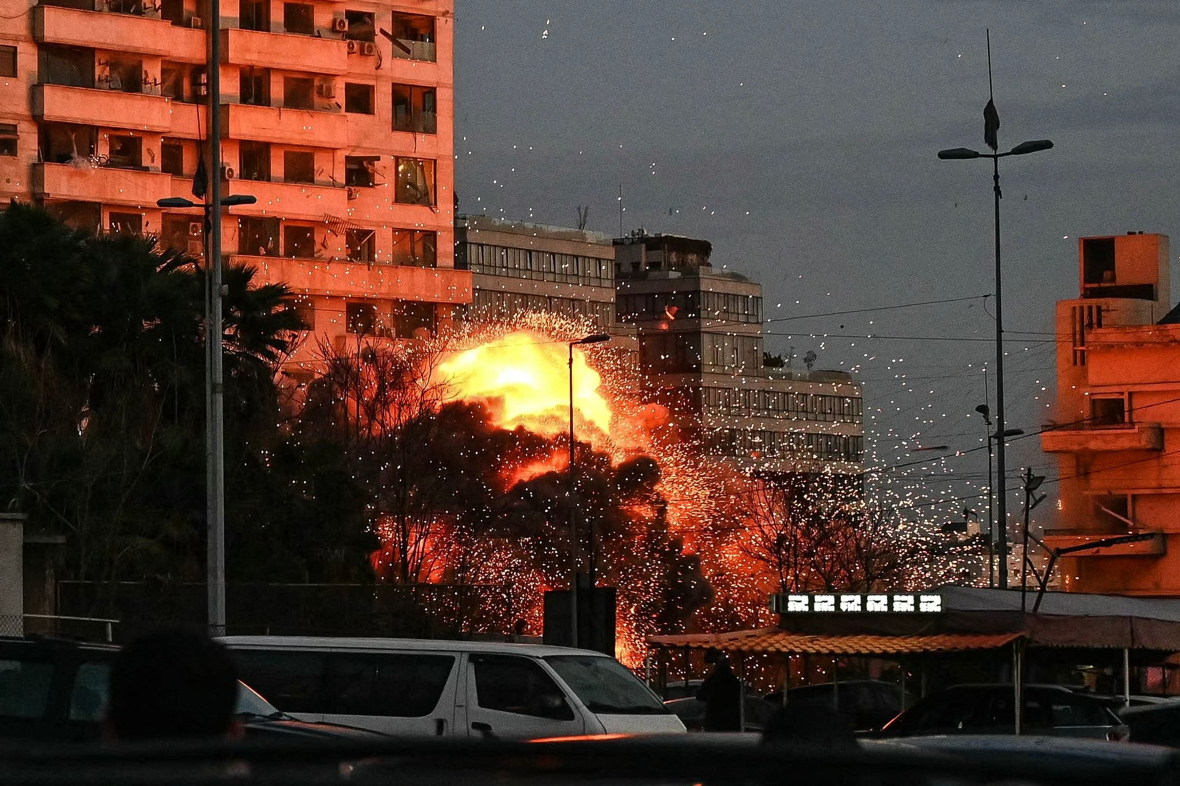 Un bombardeo en Beirut generó el colapso de un edificio en pleno centro