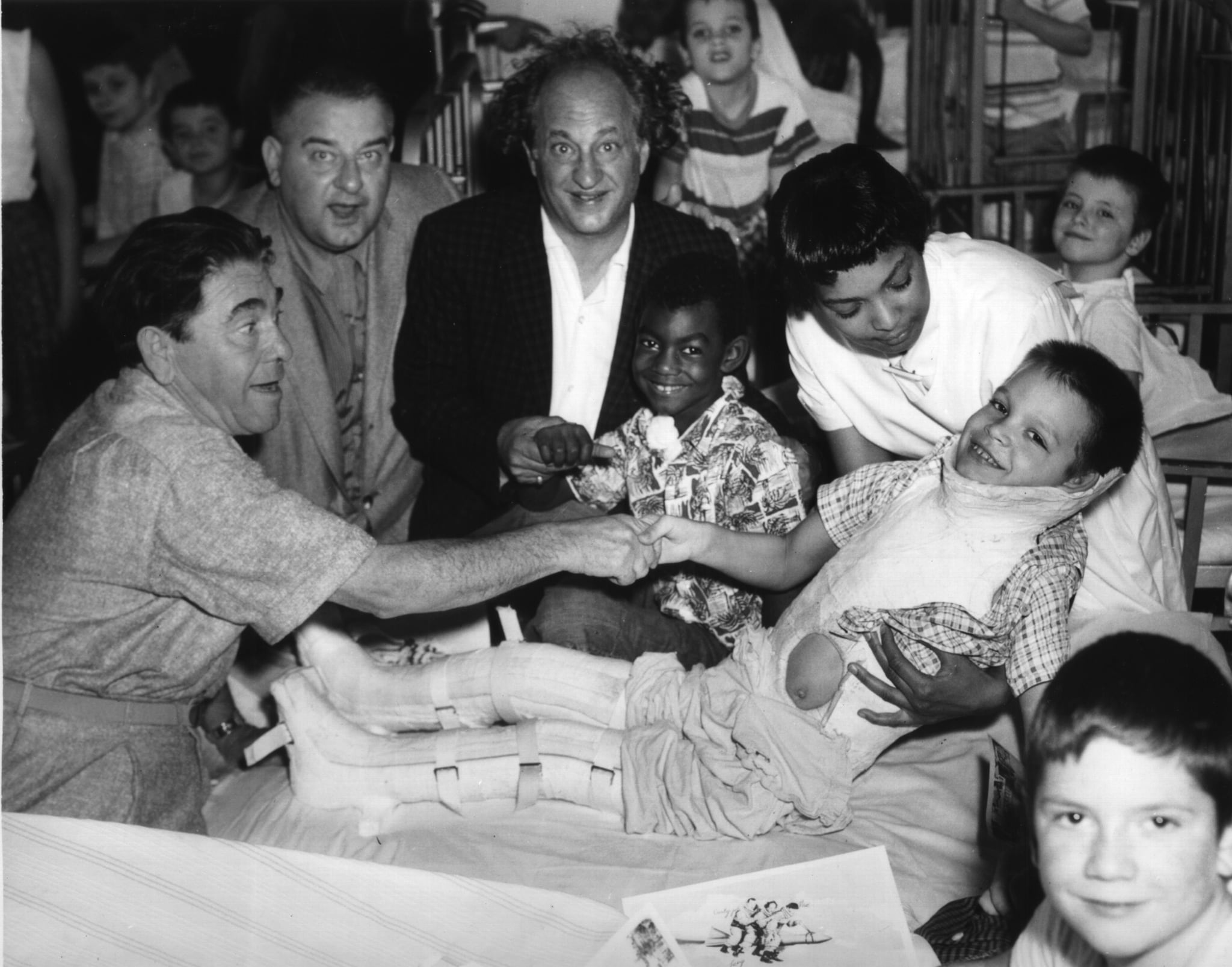 Fue el “cerebro” del trío más famoso de la TV, conquistó al público con su mal genio y salvó a sus amigos de la ruina 10 Los actores Moe Howard, Joe DeRita y Larry Fine durante una visita a un hospital de niños (Foto: Facebook The Three Stooges)