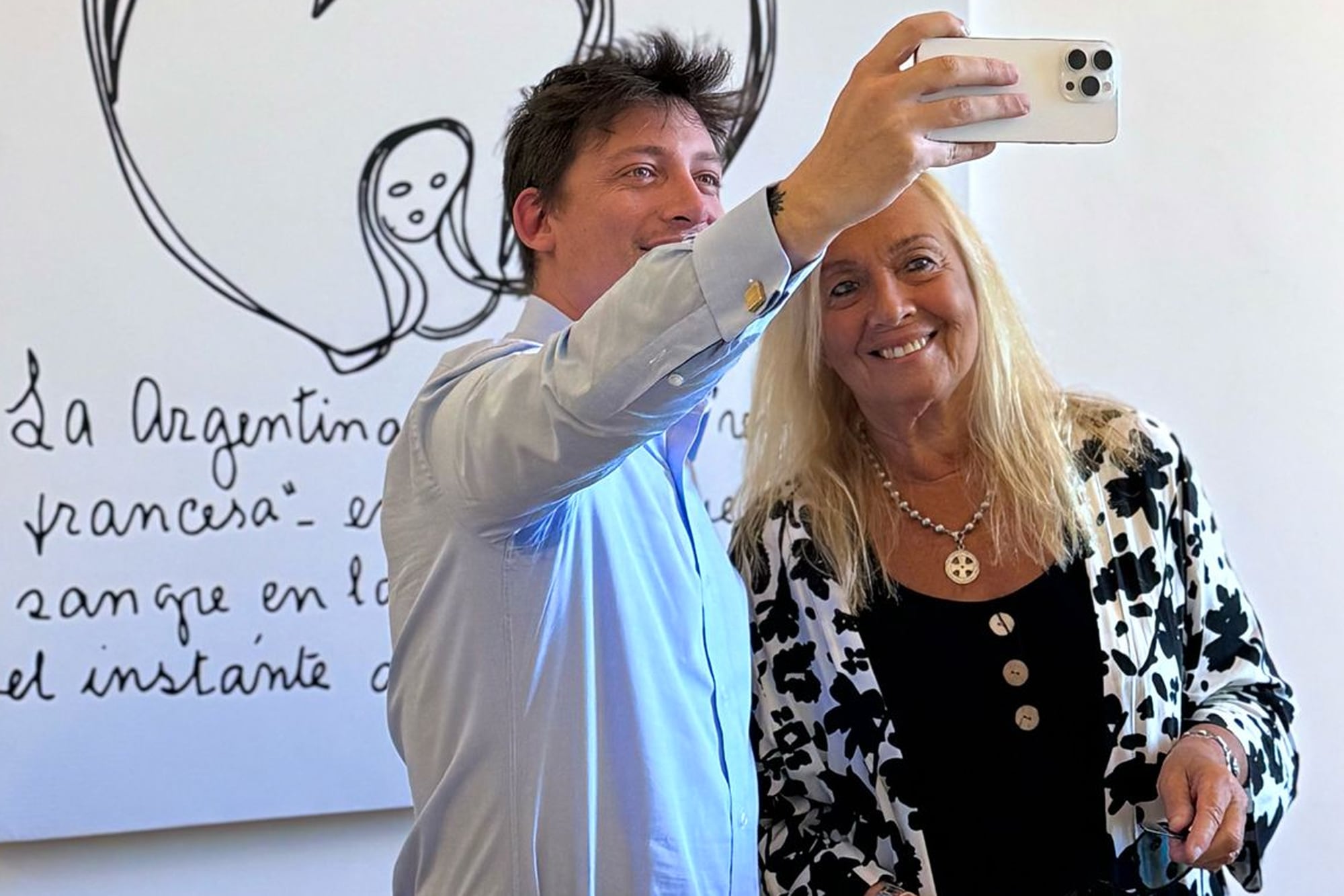 Santiago Caputo junto a Marcela Podestá Costa