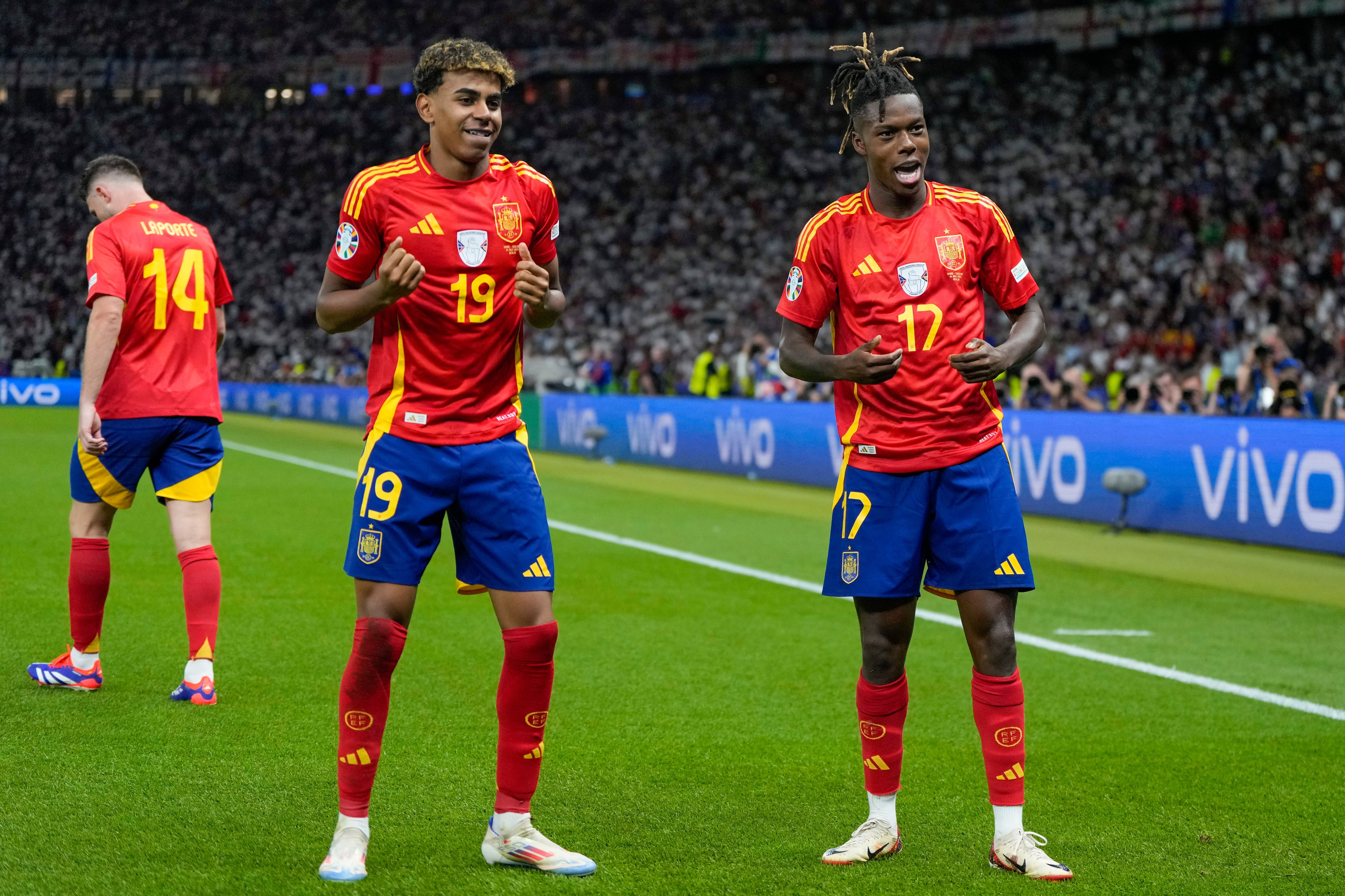 Nico Williams con su compañero de la selección de España Lamine Yamal tras anotar en la final de la Eurocopa 2024 ante Inglaterra