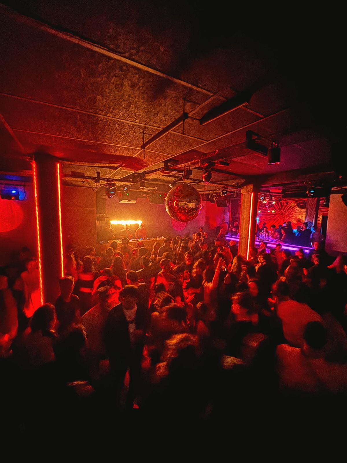 Crearon una de las fiestas del momento donde bailan jóvenes que descubren la música de los 90 y 2000 con personas de +40