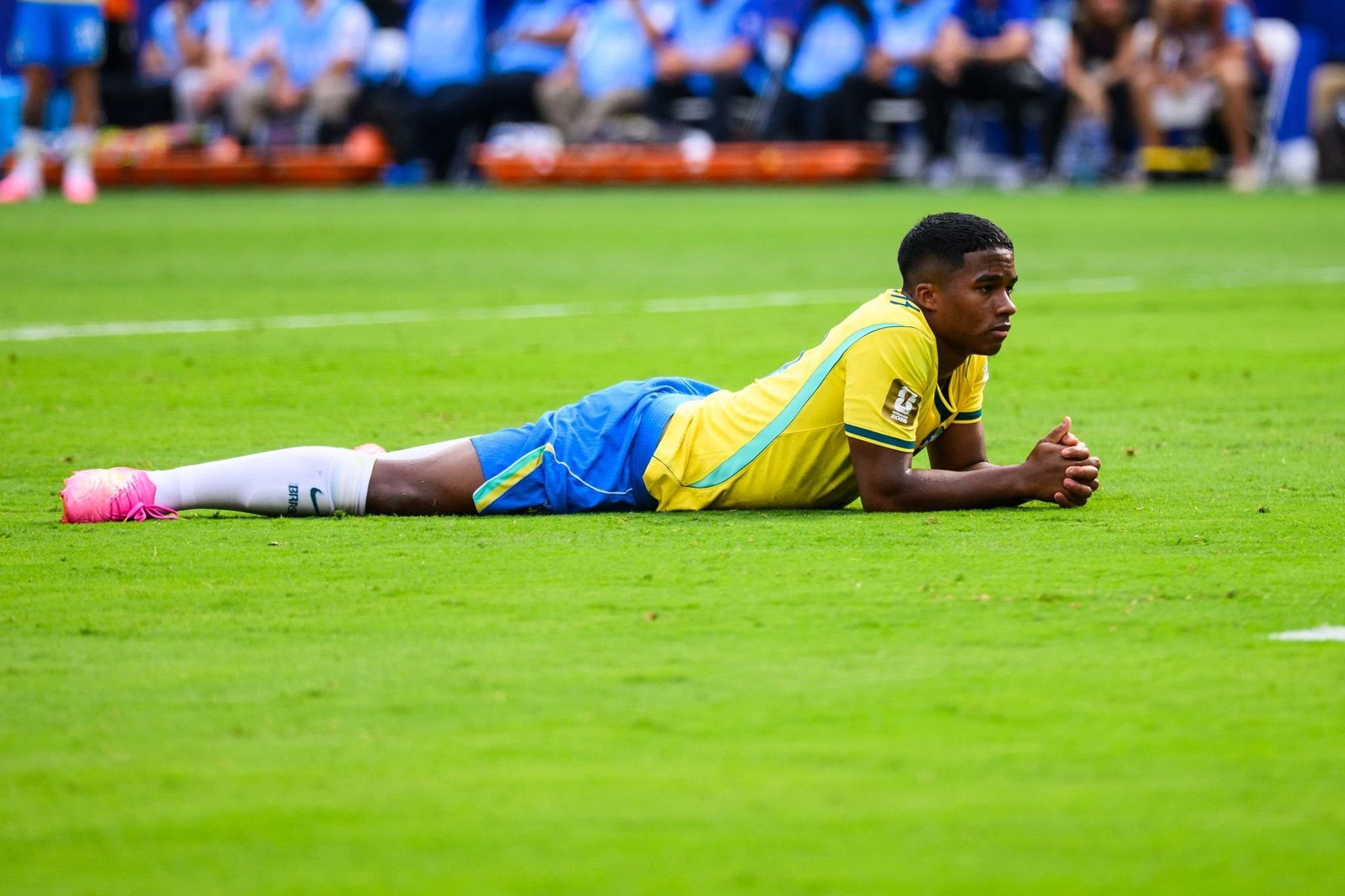 Endrick, desconsolado, luego de la eliminación de Brasil en el Mundial