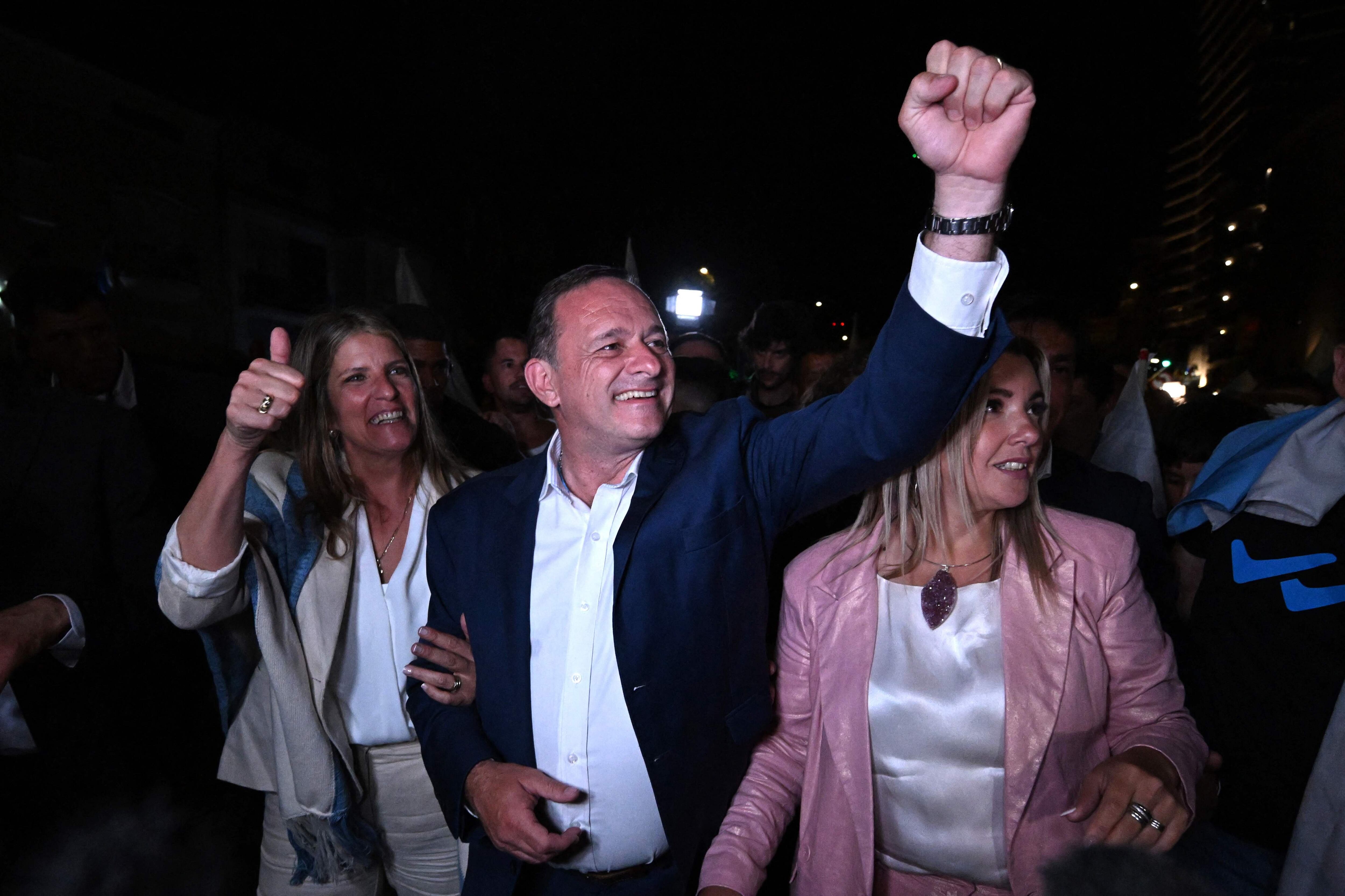 El candidato presidencial de Uruguay por el Partido Nacional, Álvaro Delgado (C), hace gestos cuando llega para una celebración de la coalición gobernante de centro derecha, la Coalición Republicana, después de que se anunciaran los primeros resultados de las elecciones presidenciales y legislativas