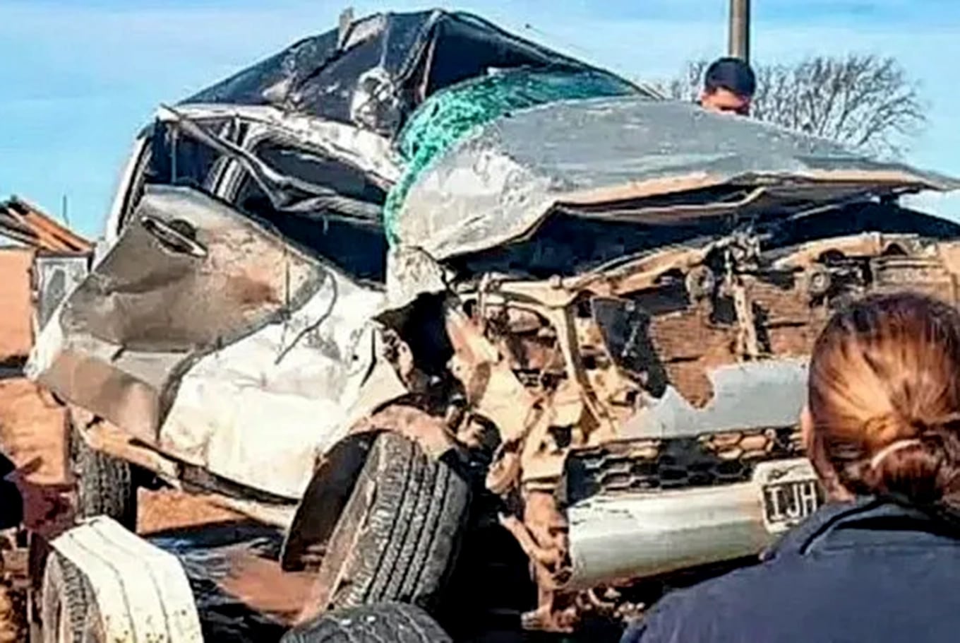 Una joven de 26 años murió tras chocar junto a su hijo contra un camión en Entre Ríos