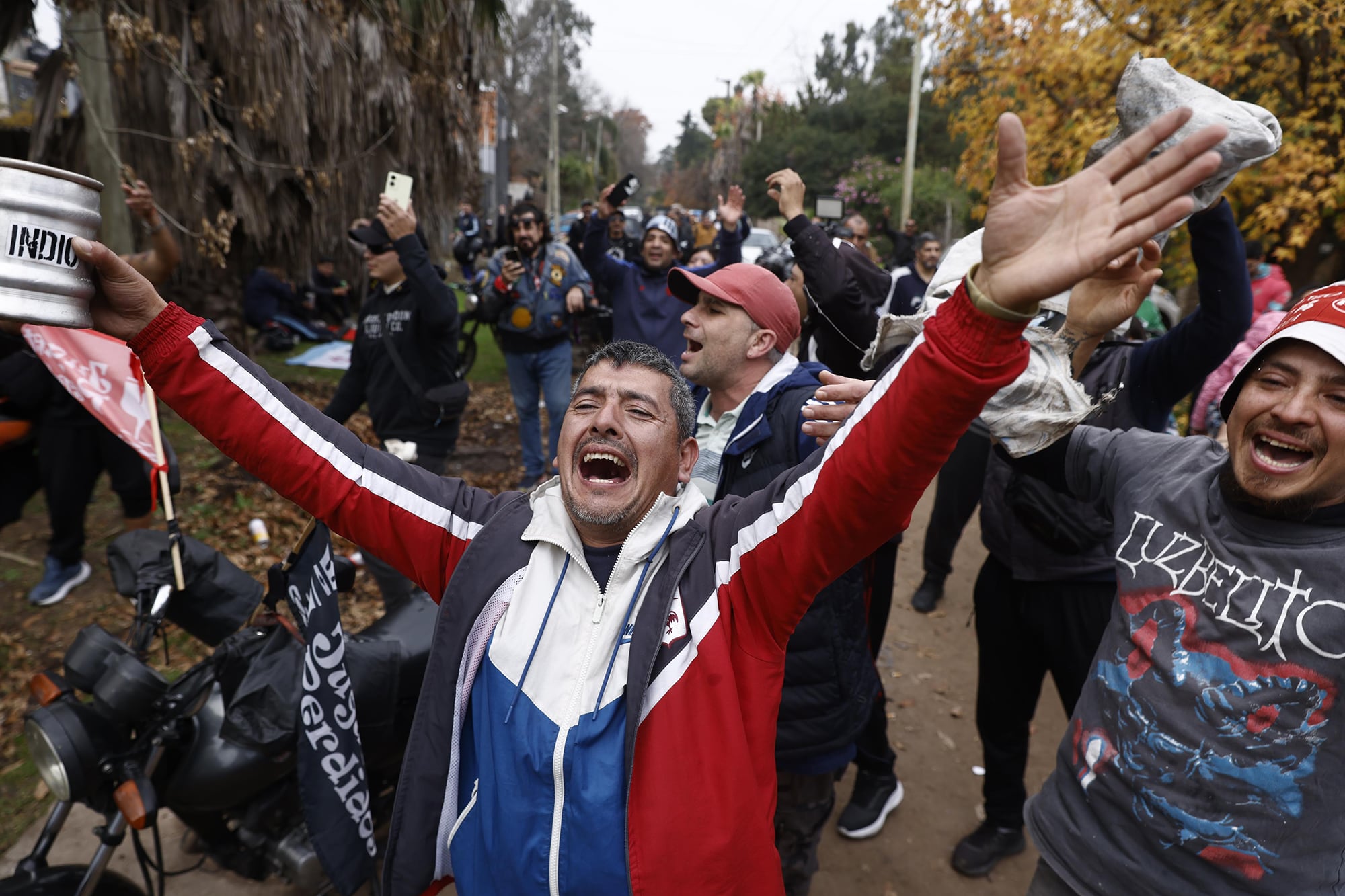 Fans del indio se reúnen en las inmediaciones de su casa para despedirse