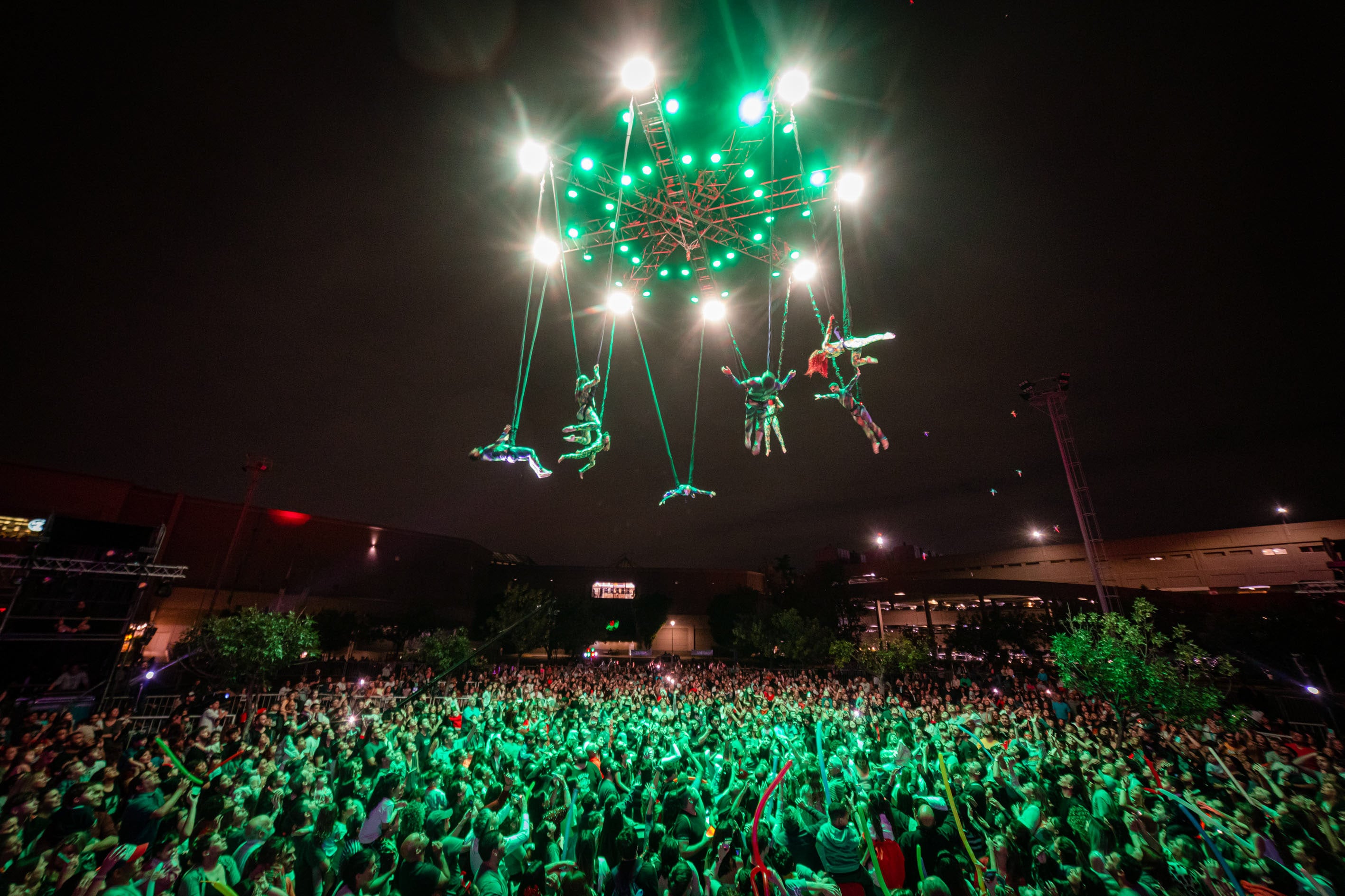 La compañía Elevé presentará los shows aéreos Supernova y Tornado, montajes de danza aérea que requerirán una grúa de 120 toneladas con un brazo de 12 metros, en una producción de gran escala