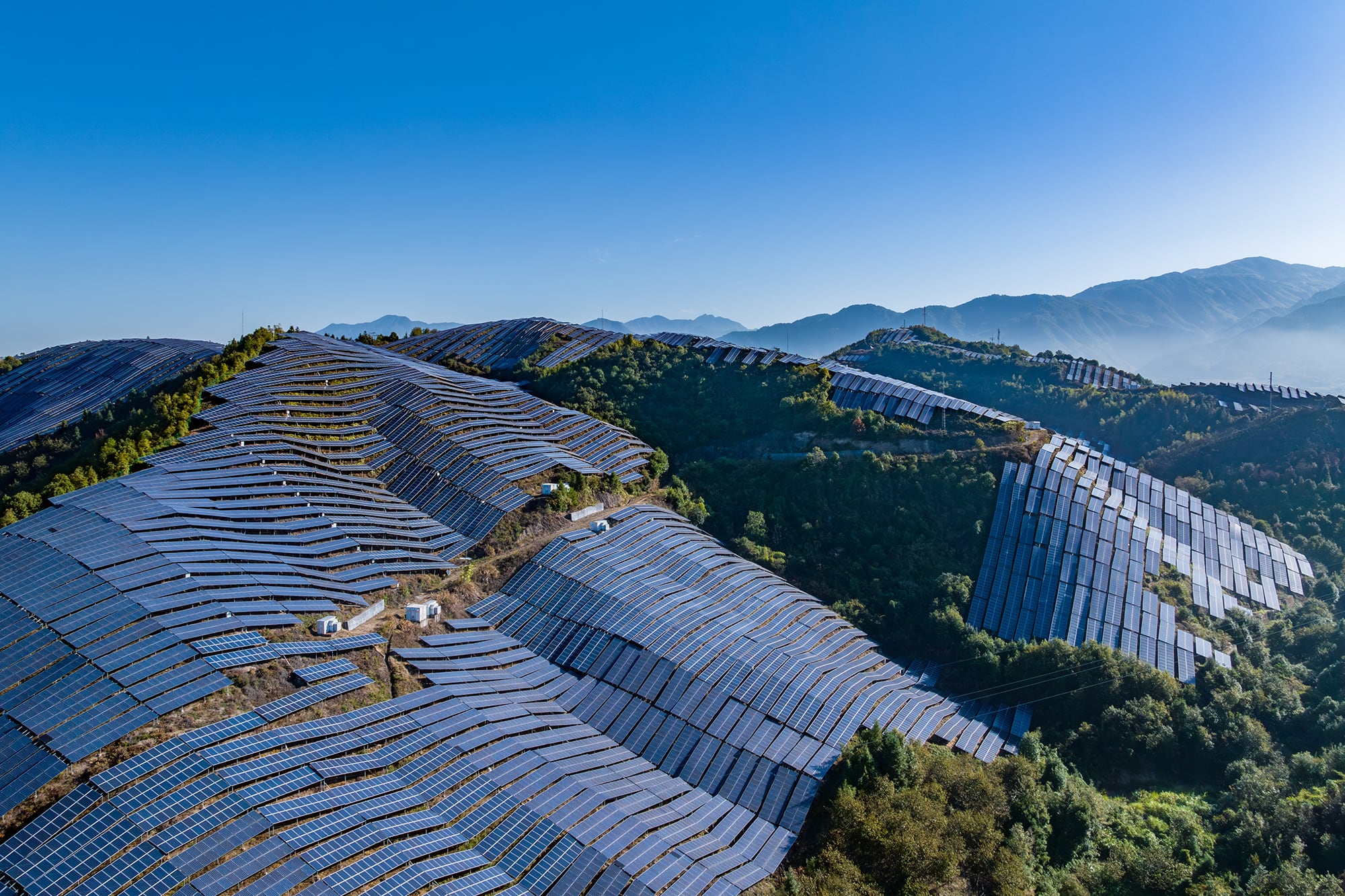 Campos solares aportan electricidad a las redes nacionales en un contexto de transición energética global