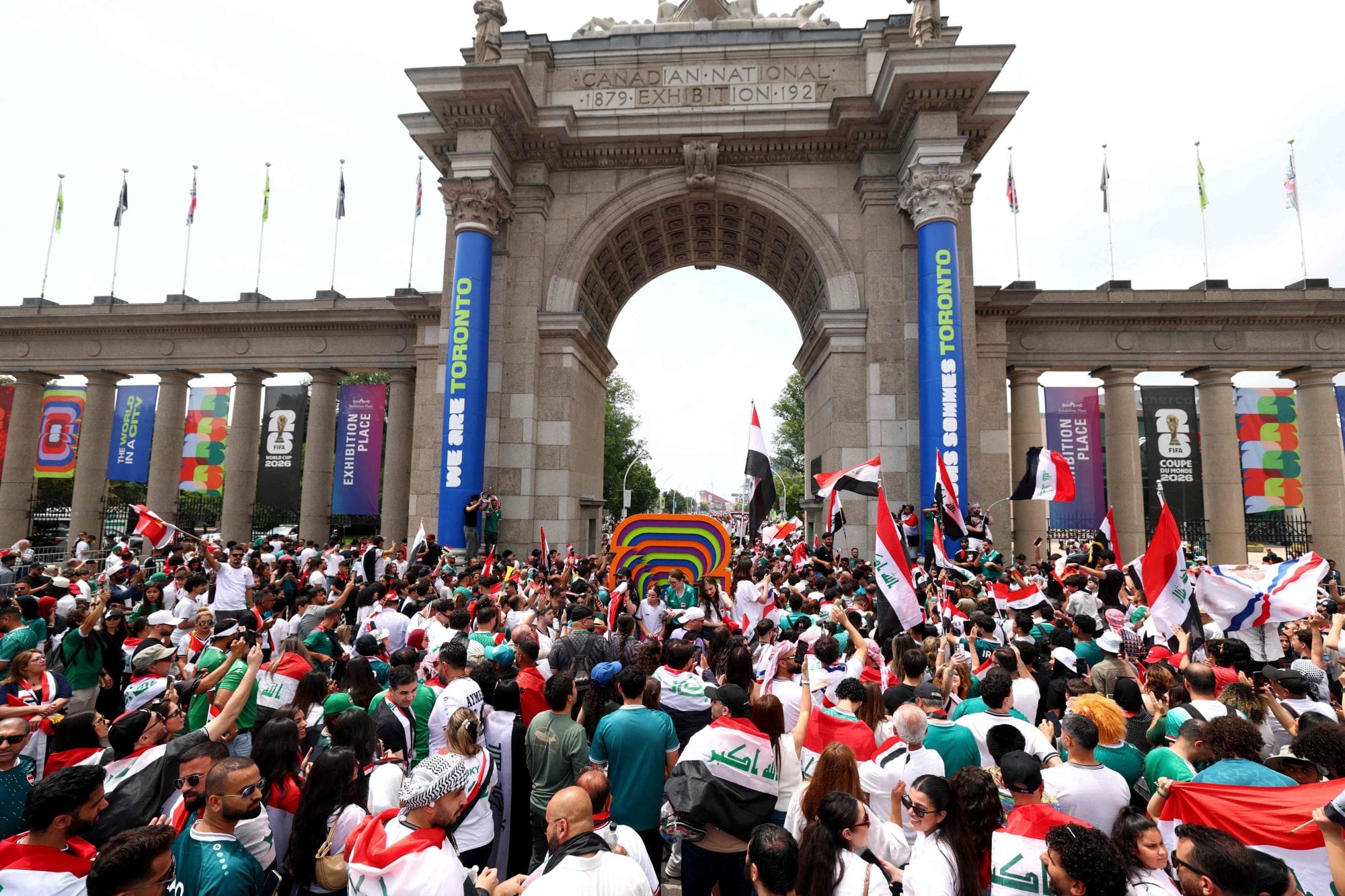 Así se agolpan los hinchas de Irak en Toronto en la previa del partido decisivo ante Senegal.