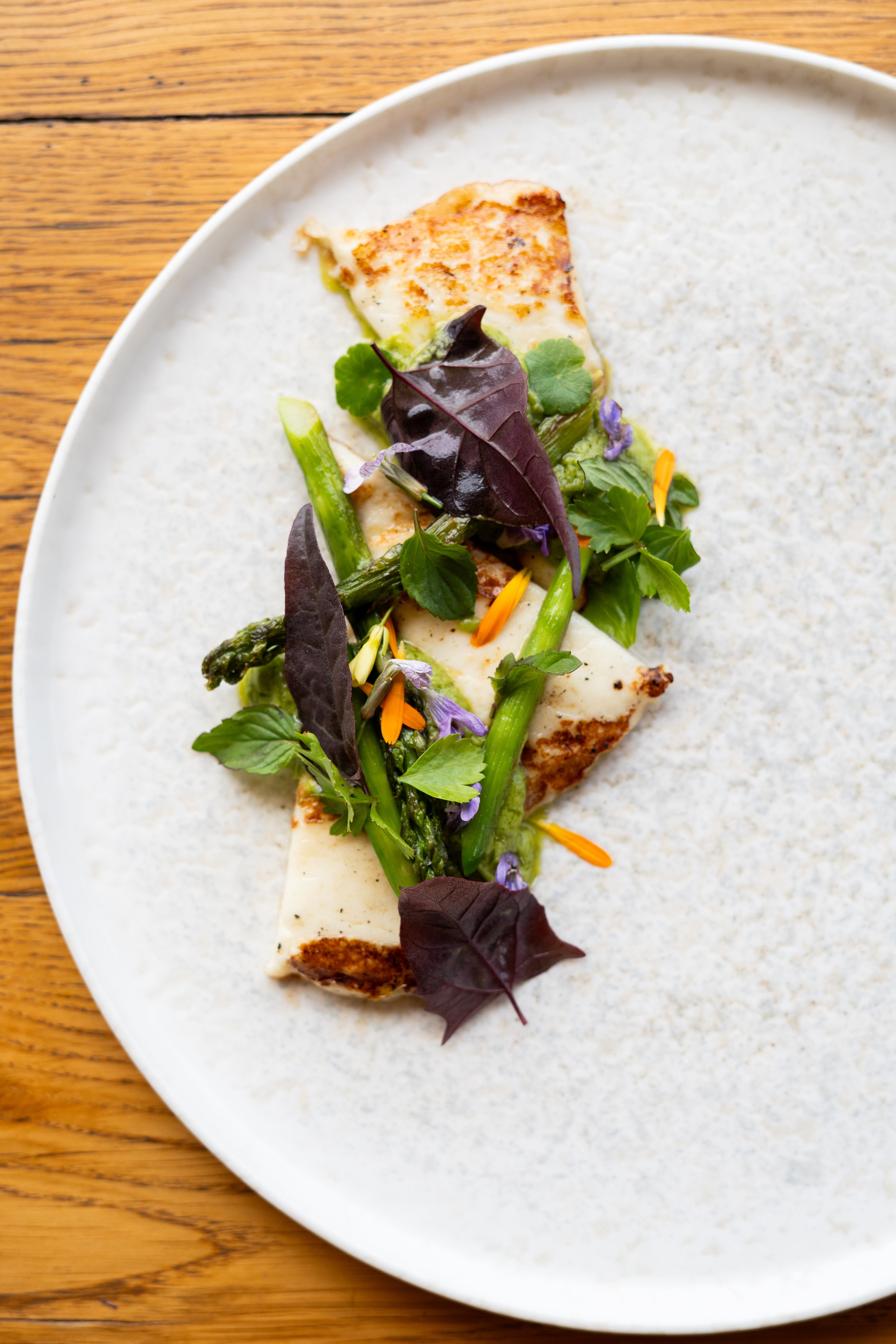 El queso de cabra es de un pequeño productor del desierto de Lavalle, acá combinado con variedad de hojas verdes y hierbas silvestres