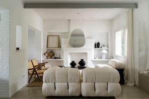 Una casa en Tigre simple y funcional donde el monocromo se vuelve cálido