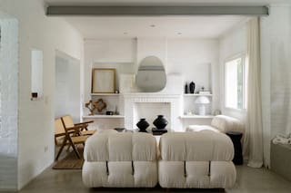 Una casa en Tigre simple y funcional donde el monocromo se vuelve cálido