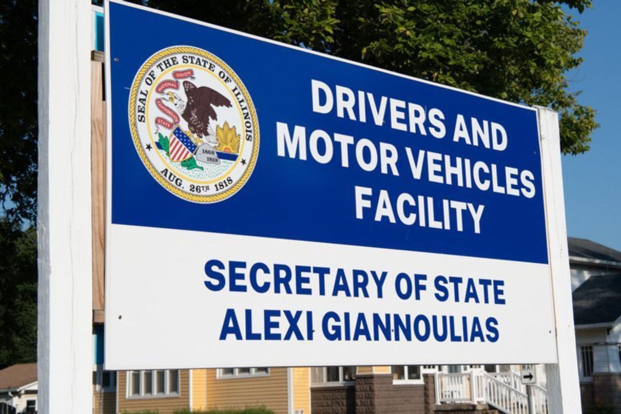 Ahora, el centro principal del DMV en Chicago cuenta con una oficina permanente de impuestos, lo que permite a los usuarios pagar tributos y registrar títulos en una sola visita