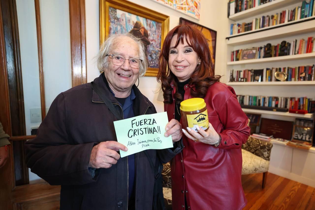 Cristina Kirchner junto a Pérez Esquivel y con el pote de miel en la mano