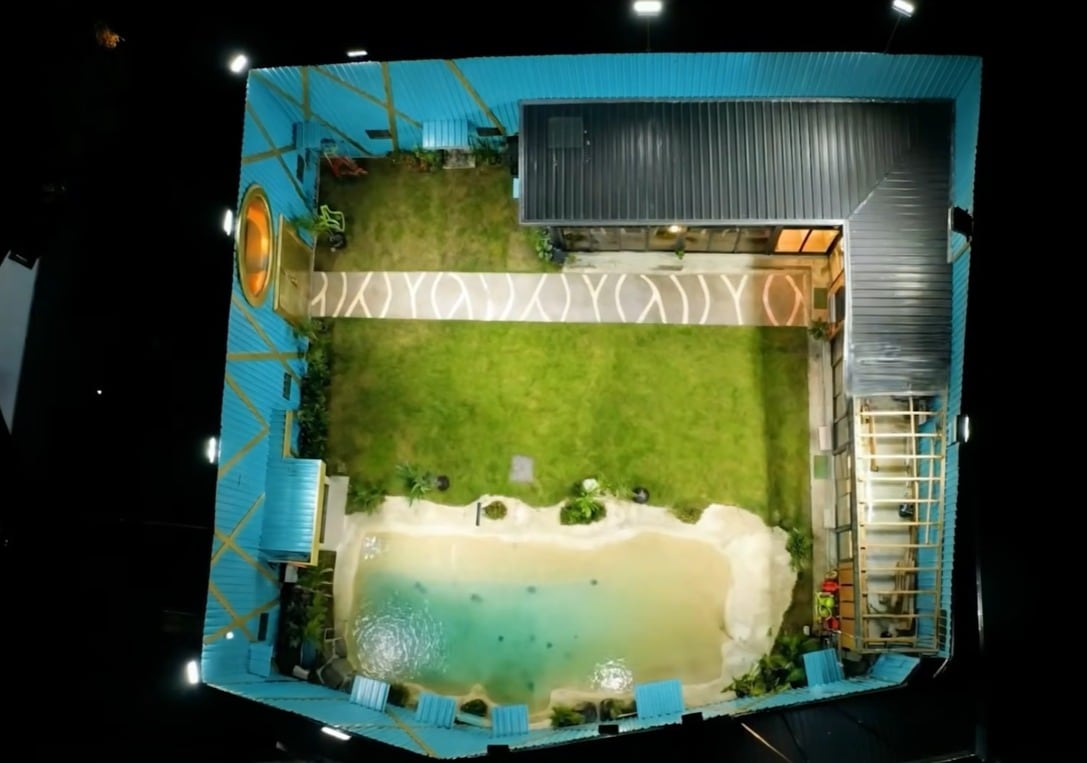 Una vista aérea de una parte de la locación que comprende las dos pisicinas, el parque y la galería