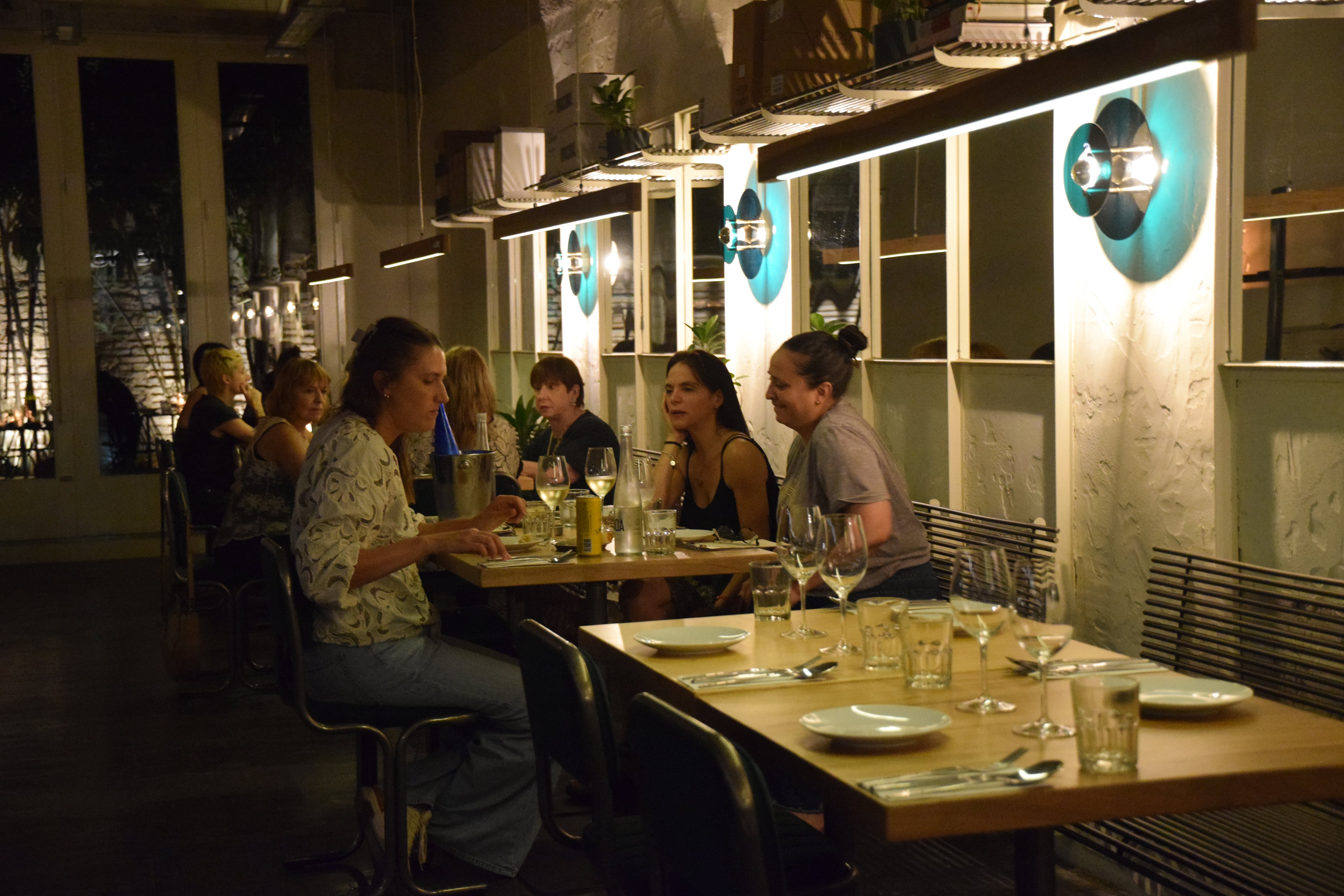 El ambiente fusiona materiales y formas de los ’60 con lámparas y acrílico verde