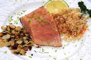 Salmón rosado al vapor seco con cous cous y almendras