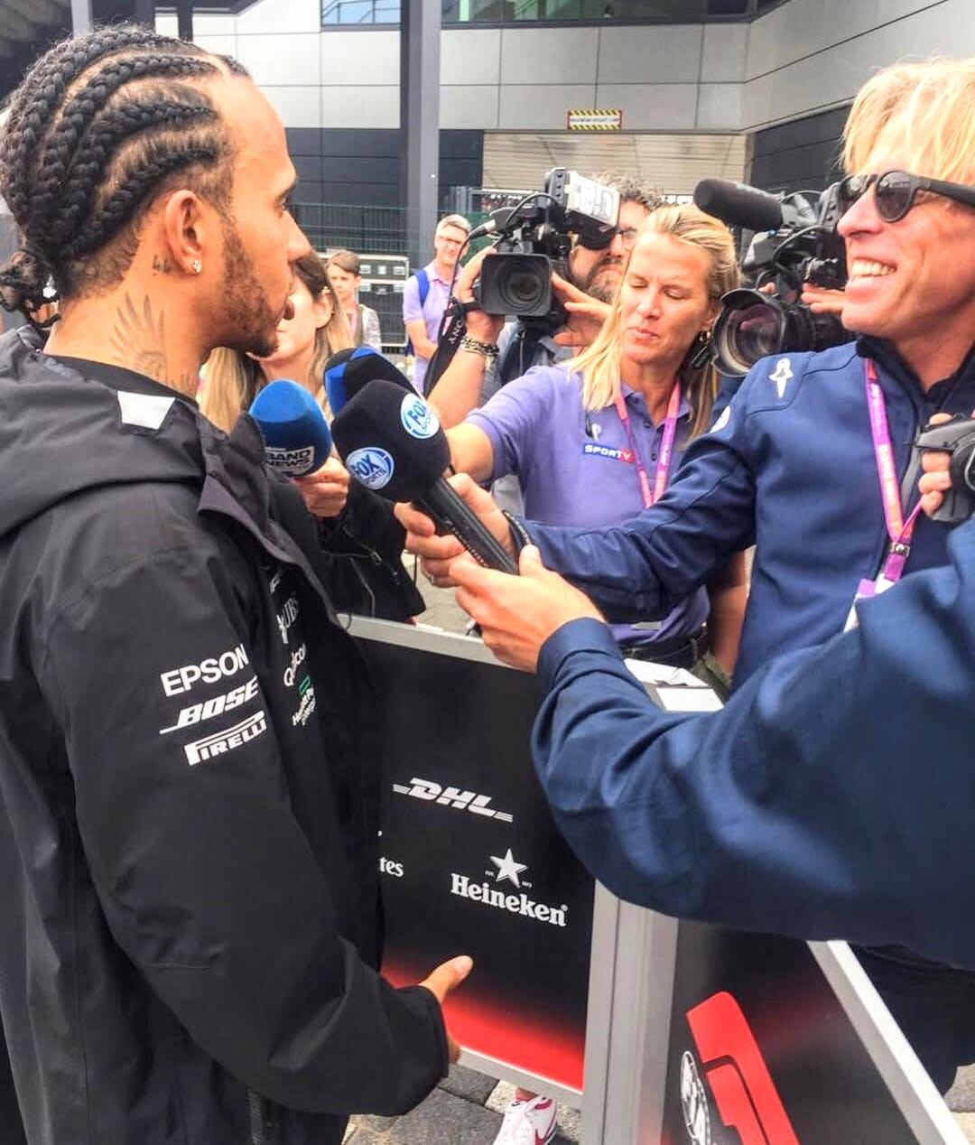 En el corralito, junto a Lewis Hamilton, su piloto preferido: