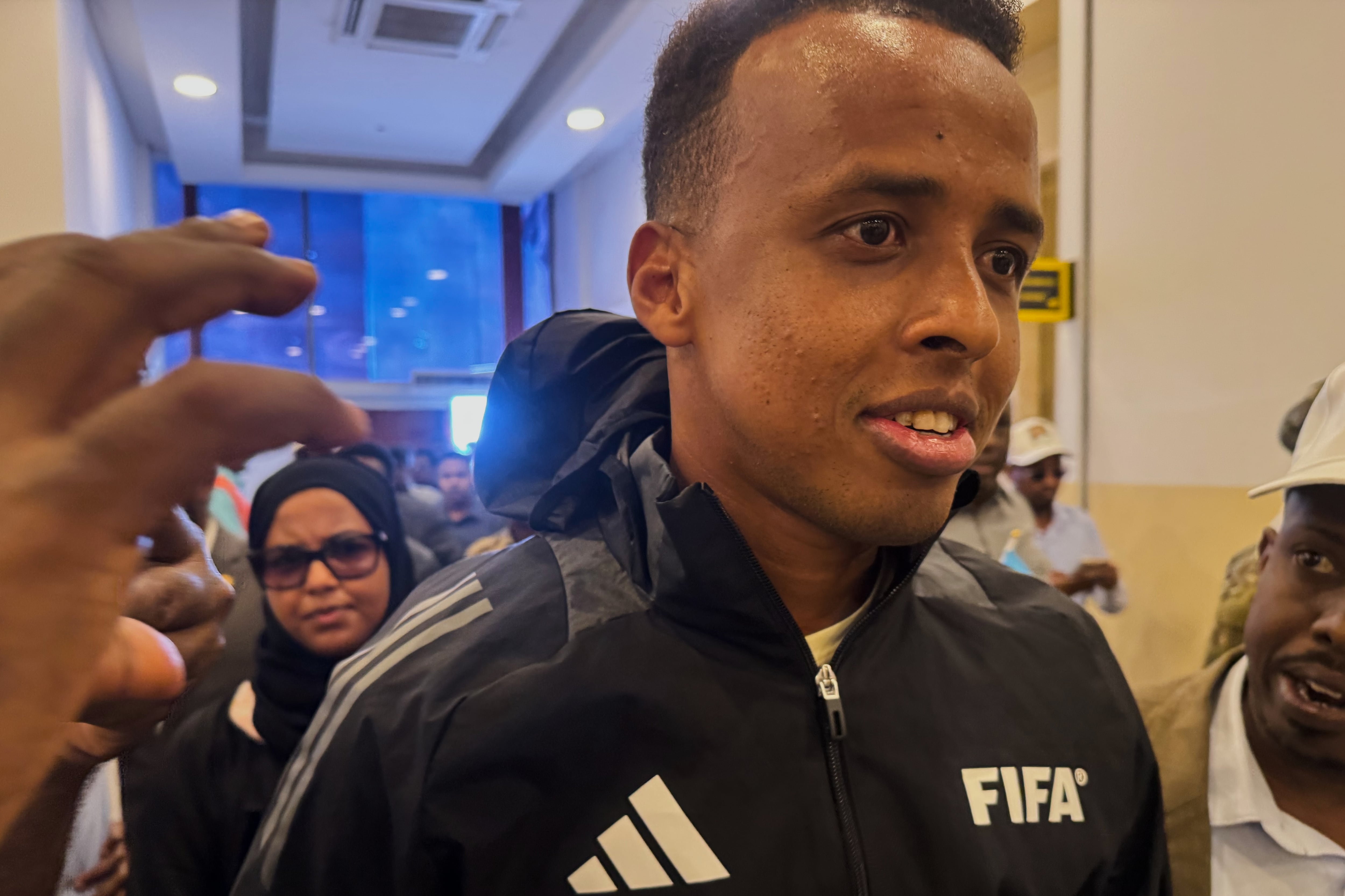 El árbitro somalí Omar Artan, a quien Estados Unidos impidió entrar para pitar en el Mundial, regresa a Mogadiscio el miércoles 10 de junio de 2026 (AP Foto/Farah Abdi Warsameh)