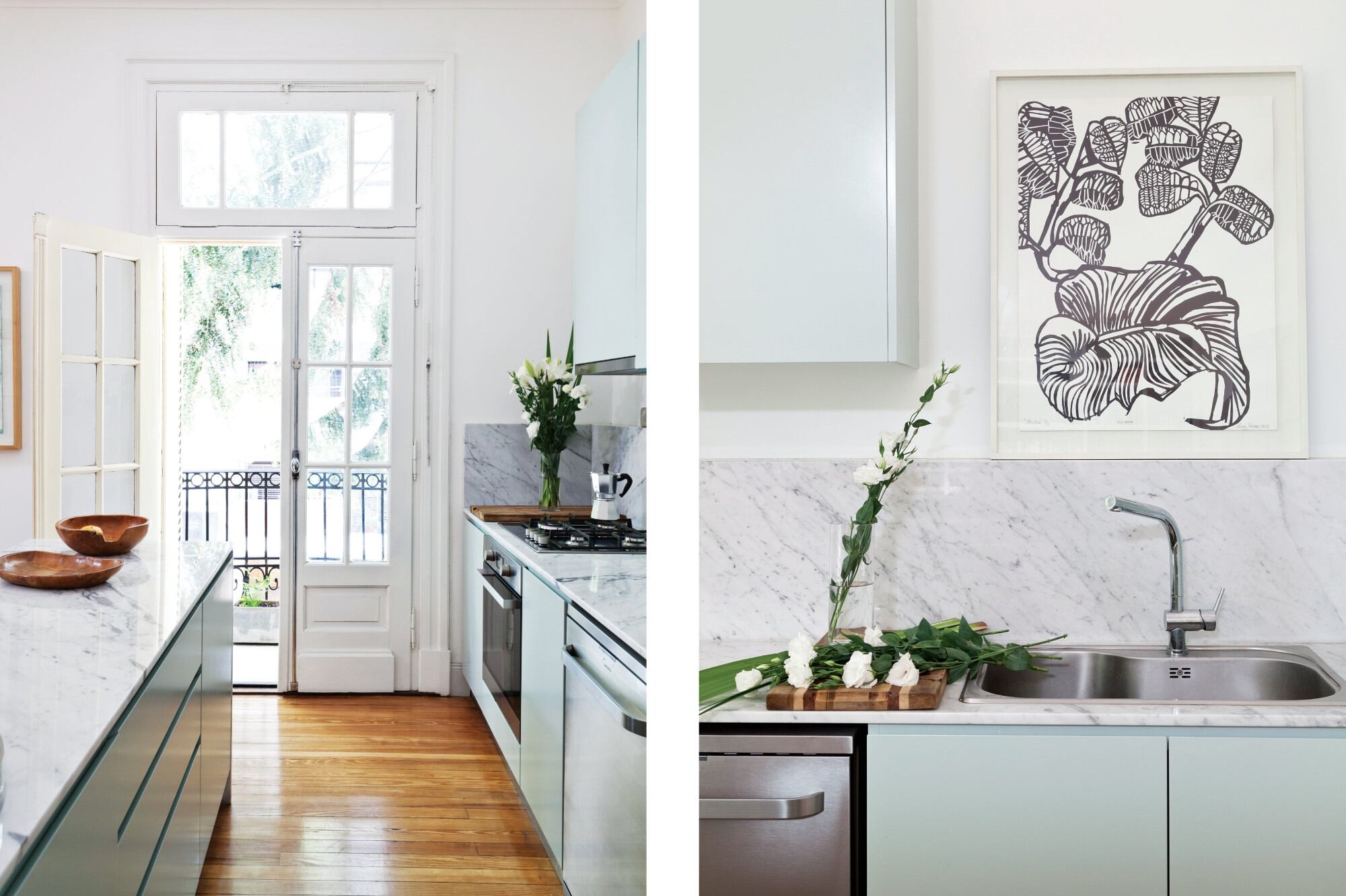 Izq.: Sobre la isla, bandeja redonda de madera (Sekkei Decor). Der.: El hueco entre la alacena y heladera de la cocina siempre estuvo pensado para colgar la obra de Luisa Freixas, que junto a la de Fasoli, fueron regalos de casamiento.