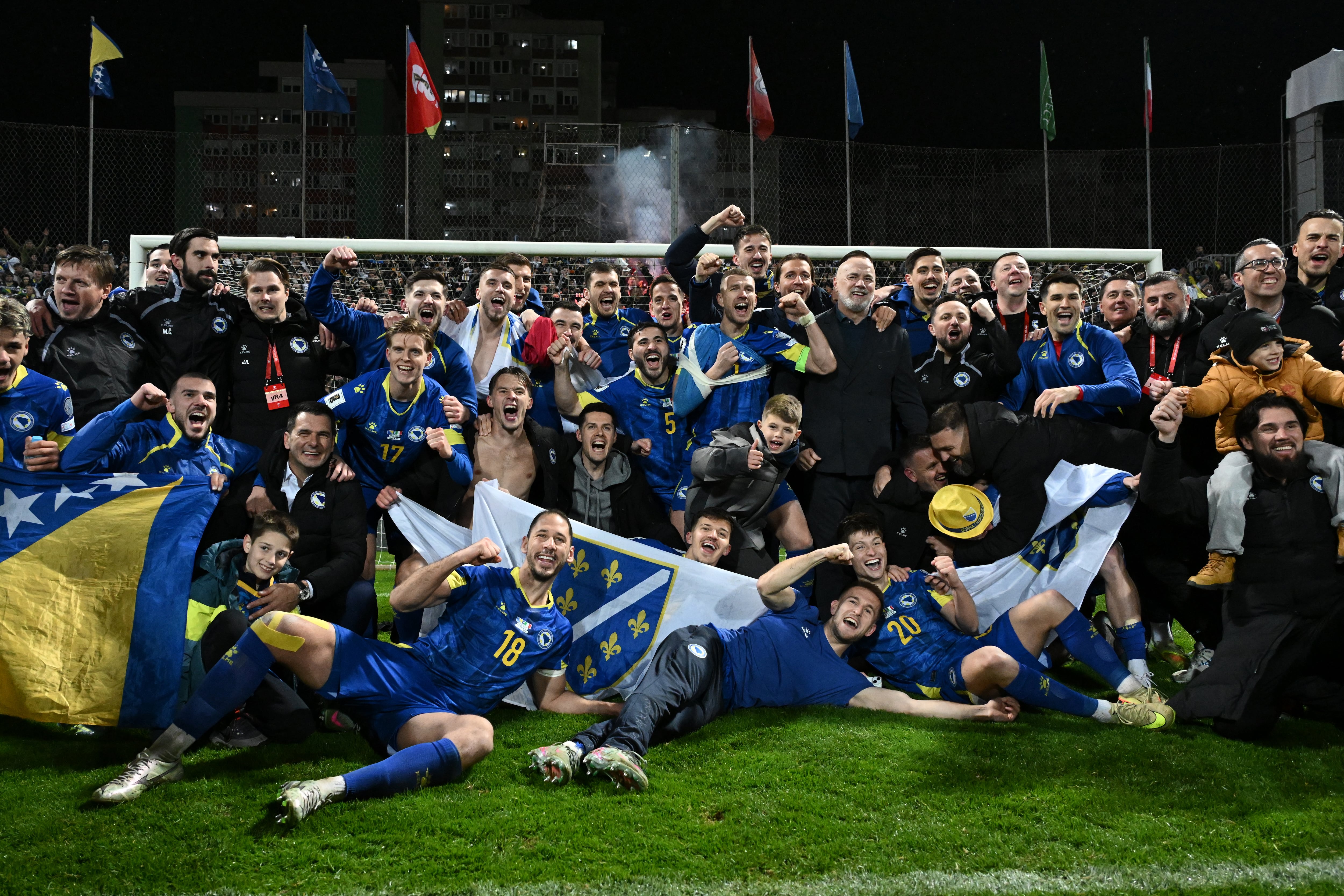 El festejo de Bosnia y Herzegovina en Zenica, donde el equipo balcánico superó por penales a Italia y logró por segunda vez una clasificación para la Copa del Mundo.