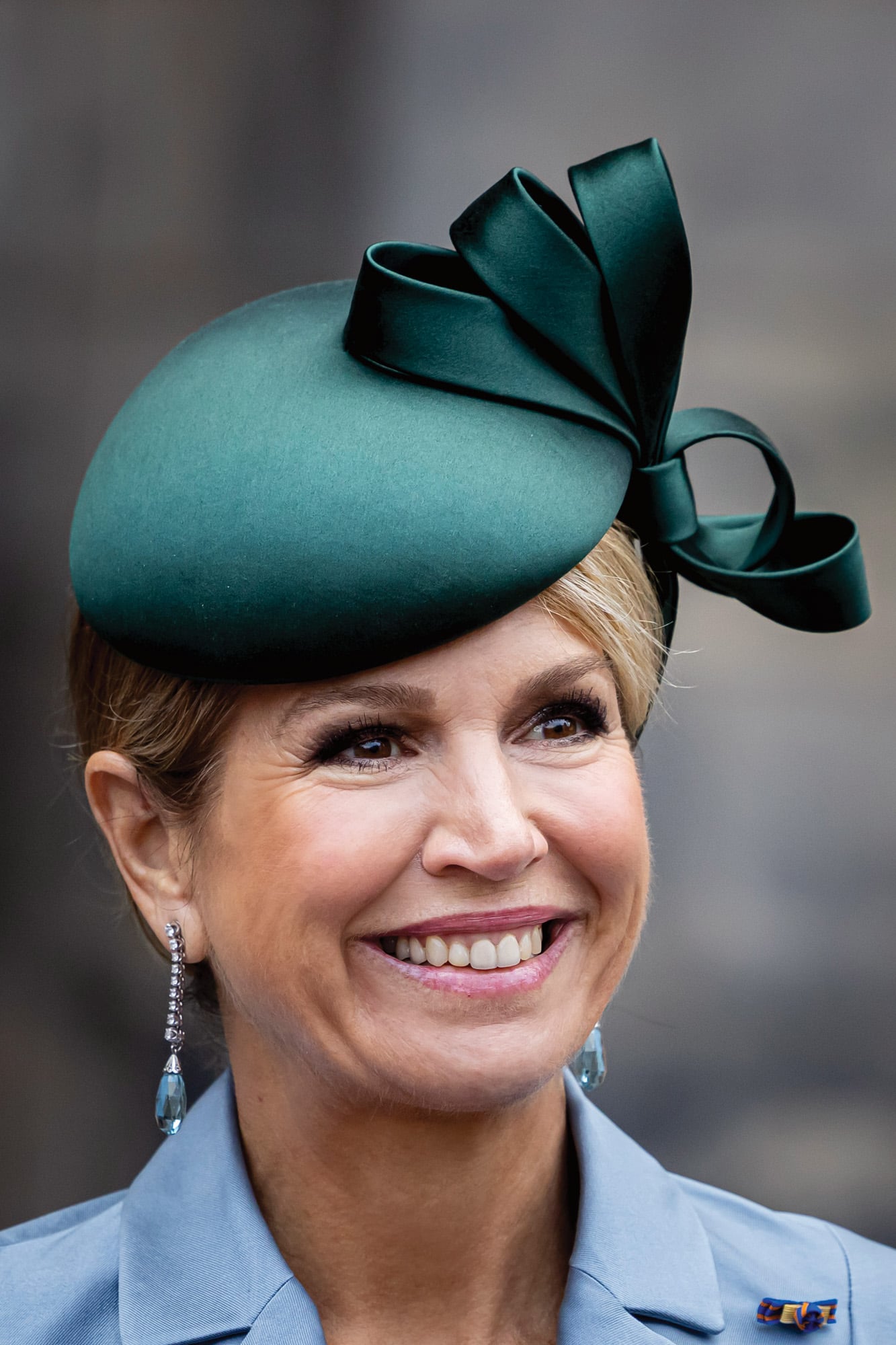 En la tarde del 11 de diciembre, antes del banquete, los Reyes les dieron la bienvenida al presidente finlandés Stubb y a la Primera Dama, en la plaza Dam. Máxima llevó un elegante tocado de Philip Treacy