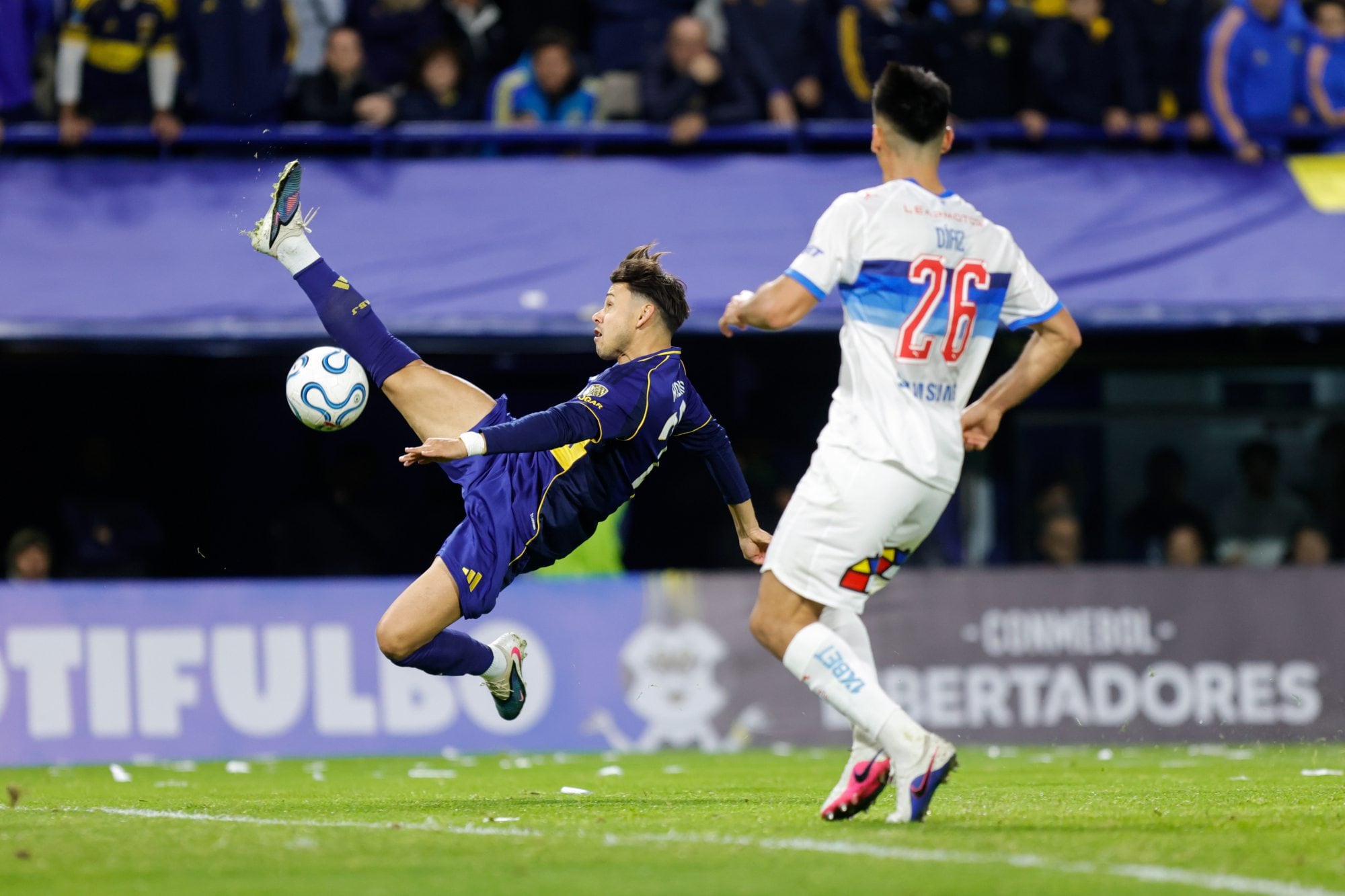 Ángel Romero, exigido, intenta definir en el área: Boca empujó más de lo que jugó ante Católica y volvió a mostrar sus problemas de claridad y eficacia