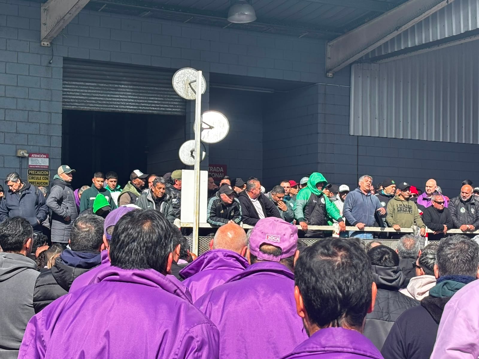 Afiliados de Camioneros interrumpieron la actividad de una planta de OCA en protesta por despidos