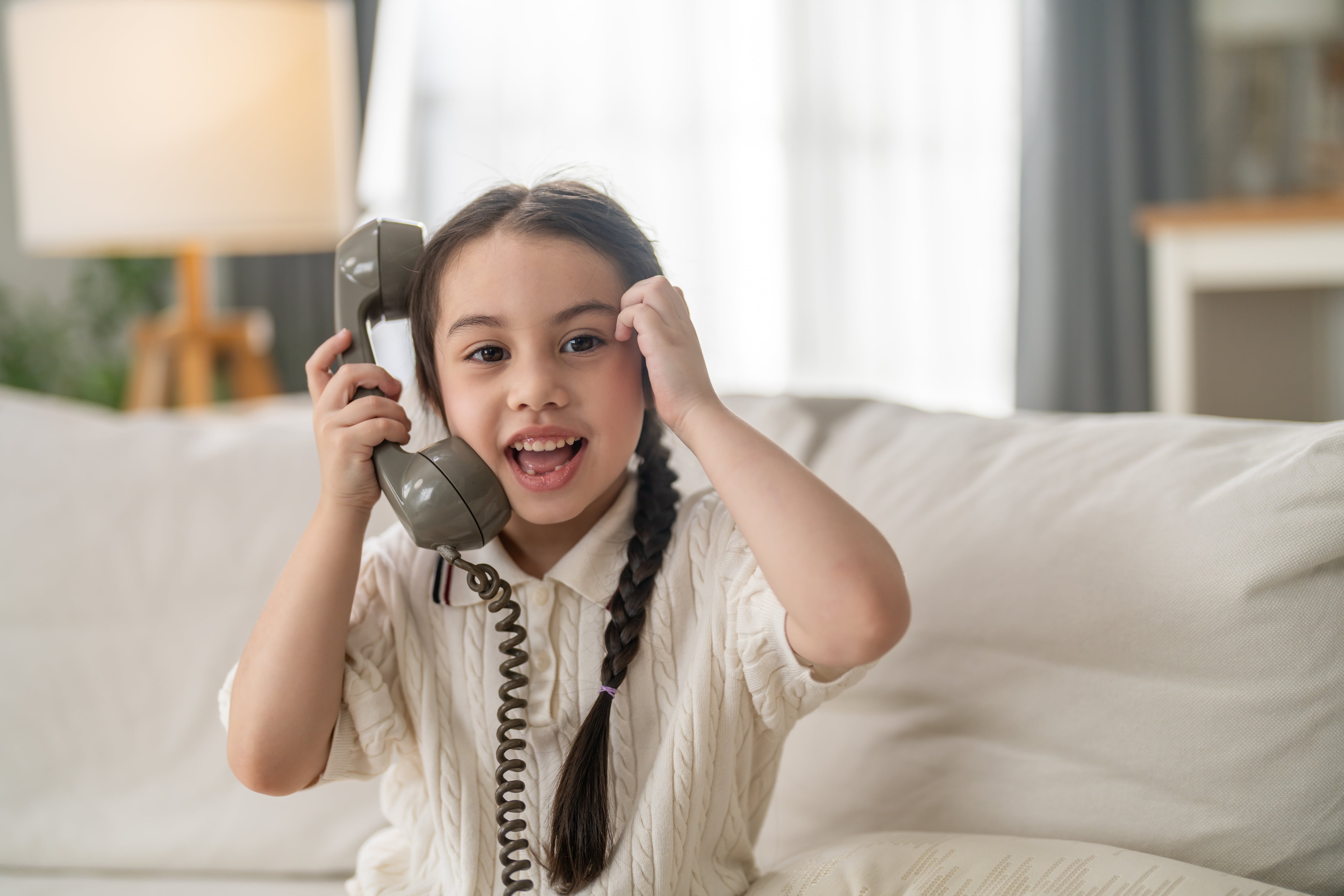 El teléfono de línea causa sorpresa pero también interés por usarlo entre los más chicos