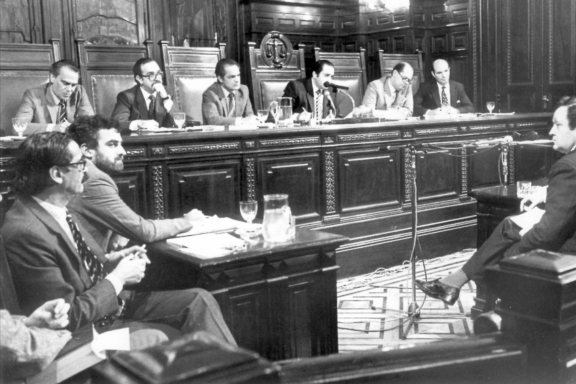 Julio César Strassera, Luis Moreno Ocampo y los jueces de la Cámara Federal durante el Juicio a las Juntas, en abril de 1985