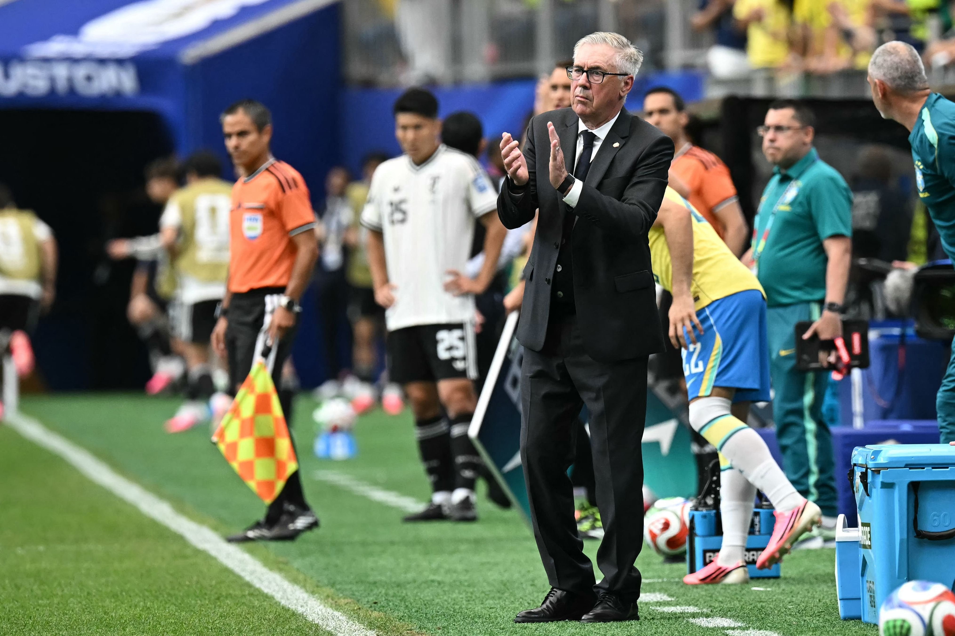 Carlo Ancelotti, DT de un Brasil que todavía no luce, pero se abre camino en el Mundial (Photo by Paul ELLIS / AFP)