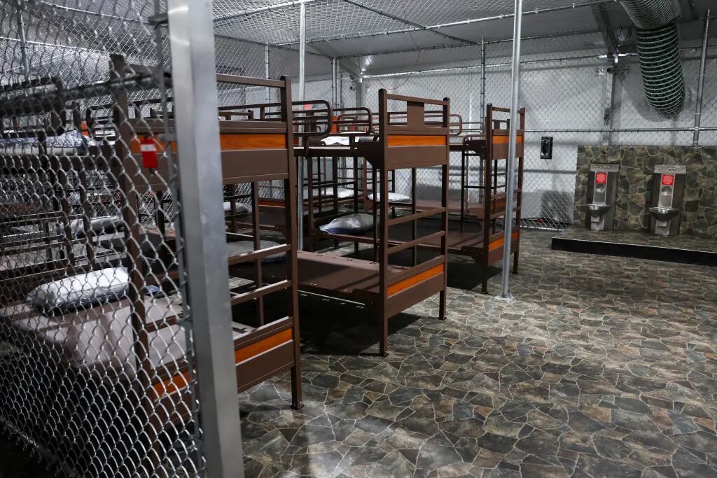 Algunas camas están equipadas con un colchón y almohadas