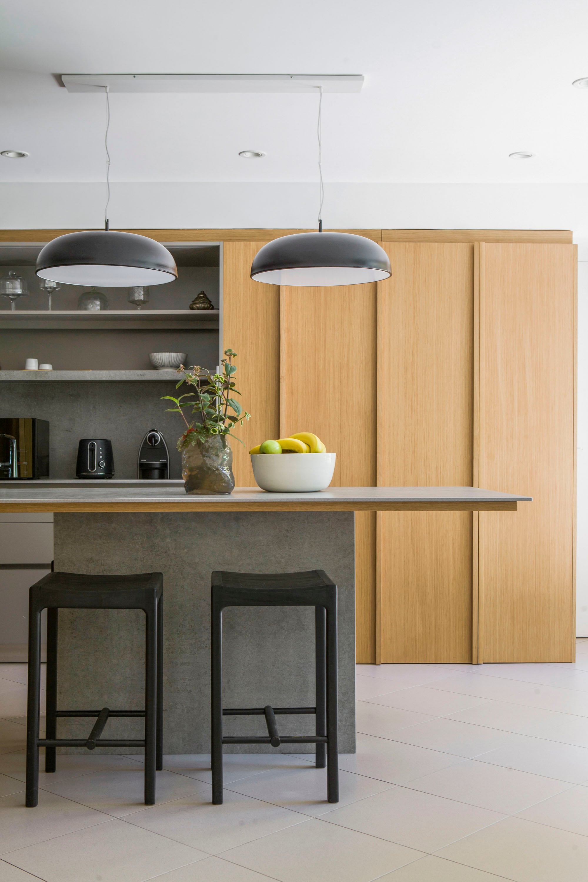 Muebles e isla (De Otro Tiempo) con mesada de Dekton ‘Kreta’. Lámparas de techo (Lumishop).