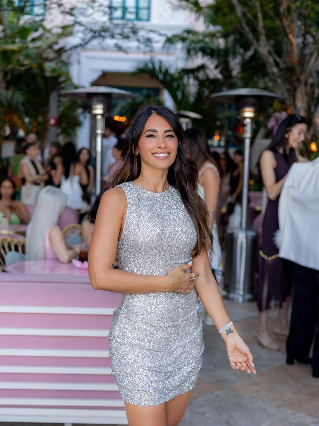 Anto Roccuzzo sorprendió con un vestido plateado en un evento en Miami (Foto: Instagram/@antonelaroccuzzo)