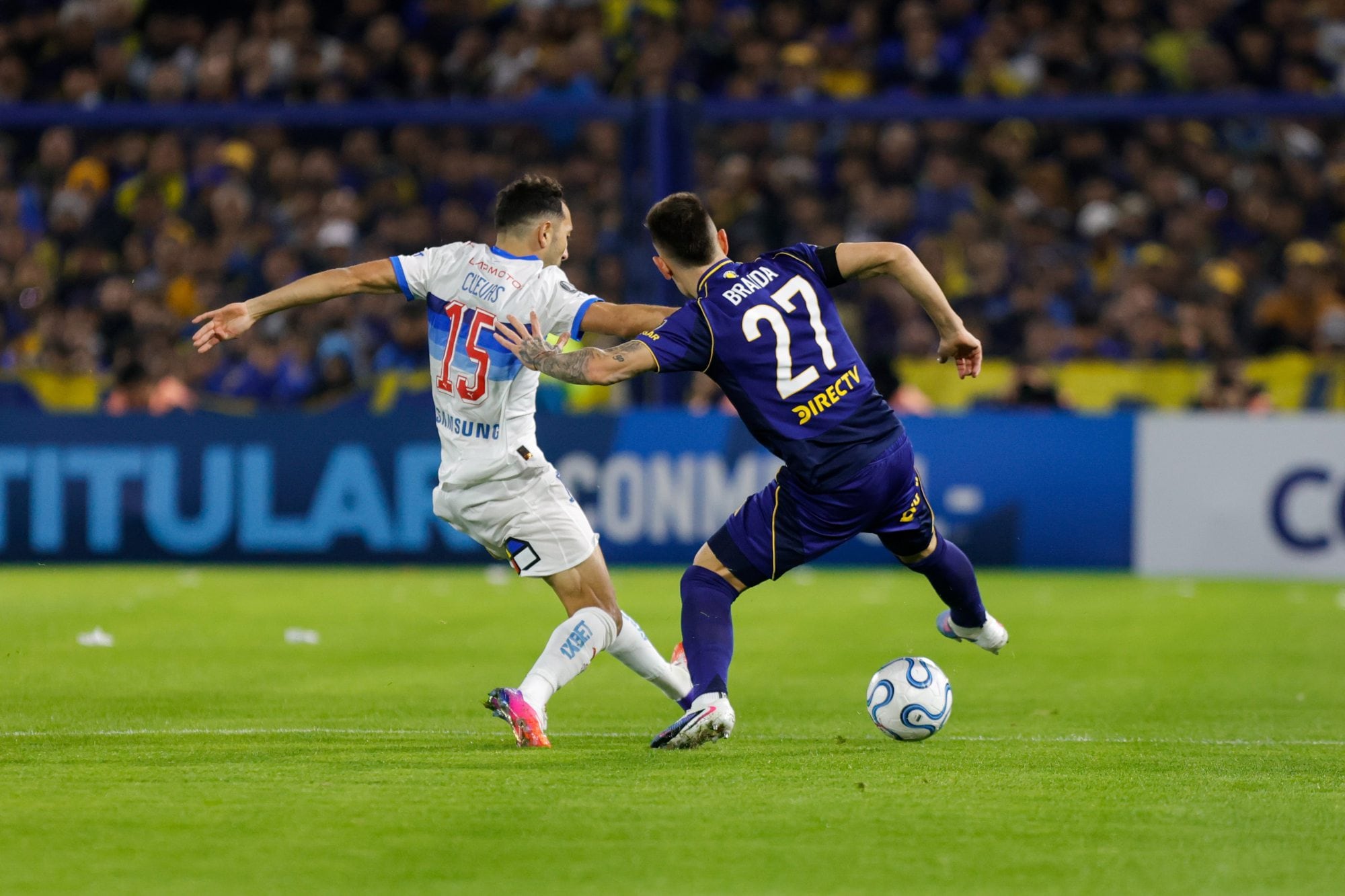 Malcom Braida con la pelota, ante la marca de Cristian Cuevas