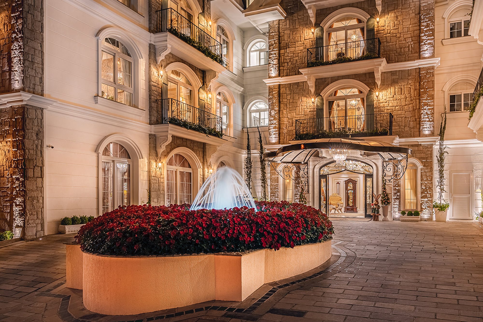 Los patios internos lucen la belleza de sus canteros