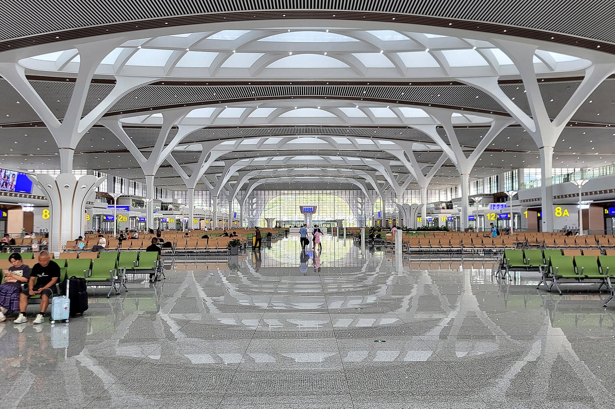 Su diseño interior se asemeja al de un aeropuerto internacional, con servicios integrados para los pasajeros