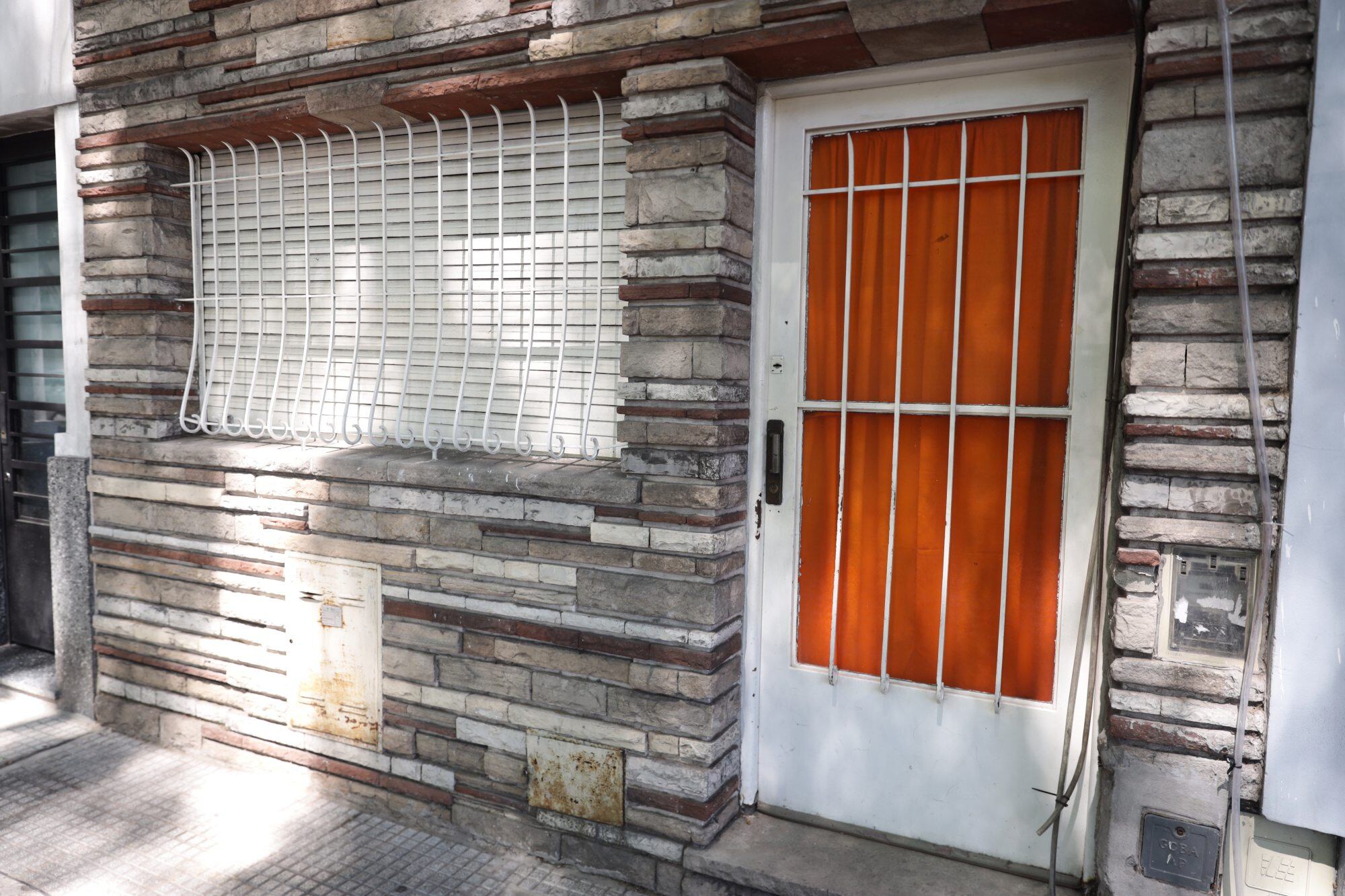 Frente de una casa particular señalada por el gobierno de la ciudad como un comedor fantasma en el barrio de Mataderos.