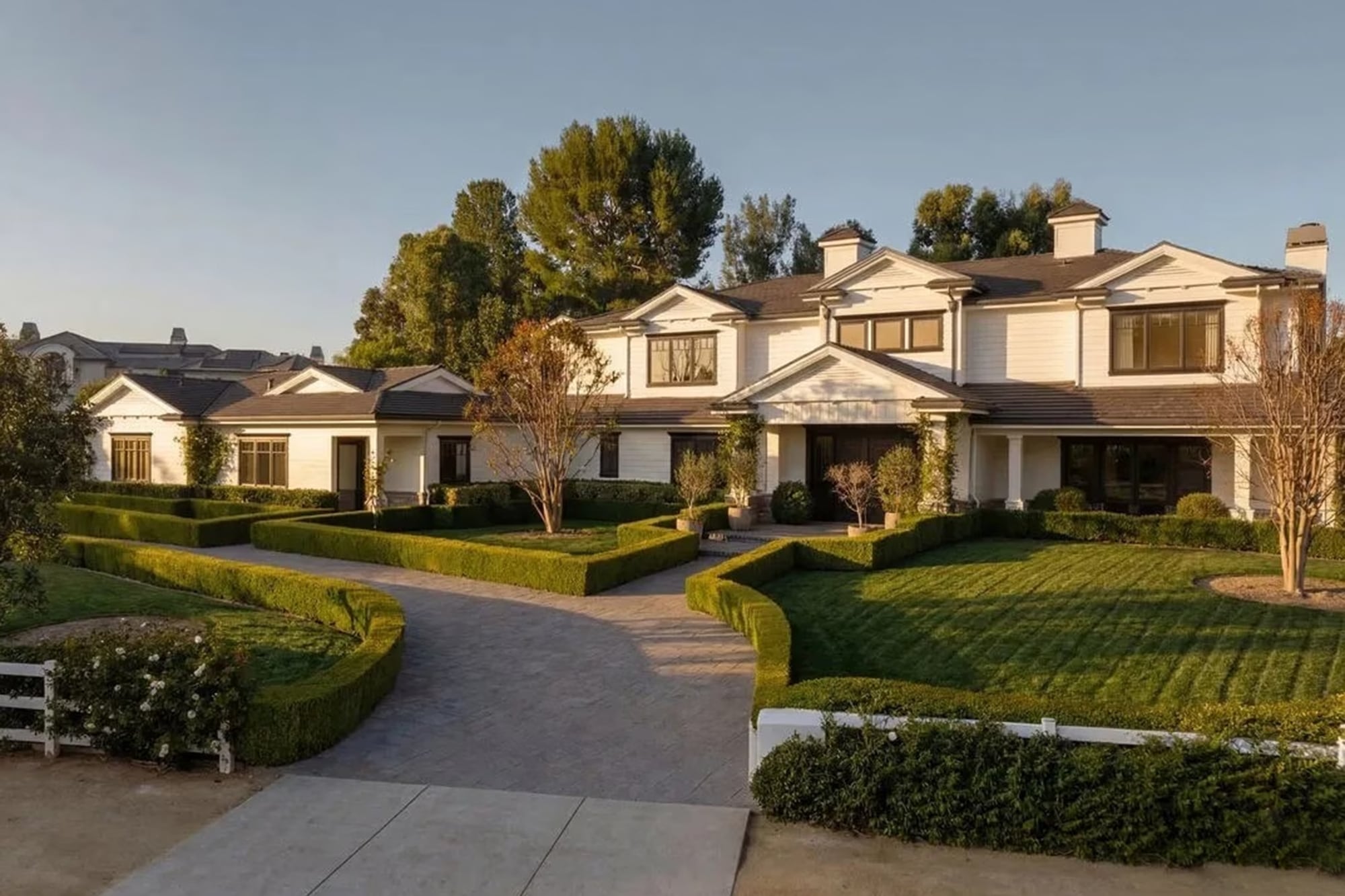 Kylie Jenner, modelo y empresaria: a tan solo un mes de poner en venta su mansión ya tuvo que bajarle el precio 5 La mansión en Hidden Hills, Los Ángeles, de Kylie Jenner