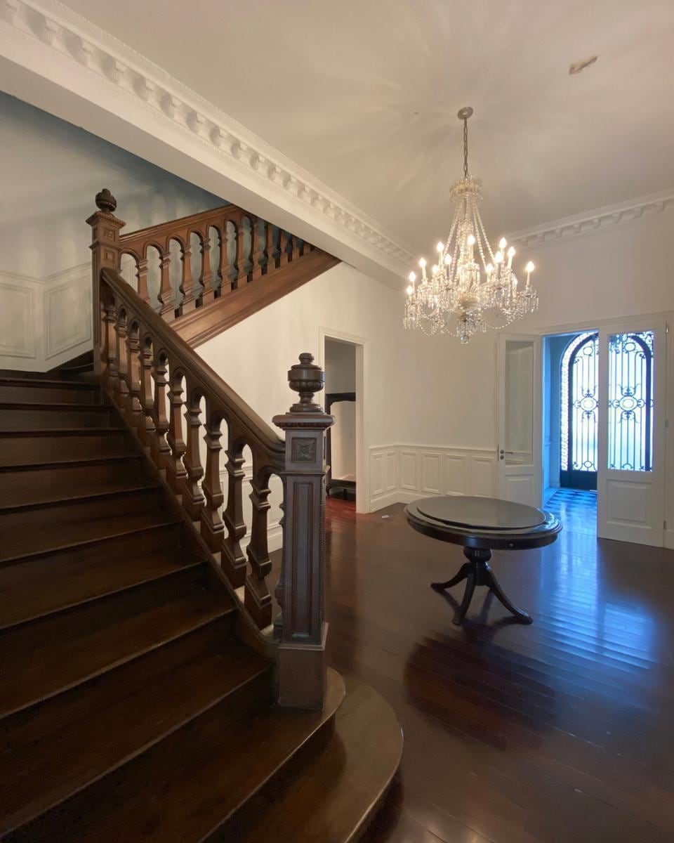 Se ingresa a la propiedad por un amplio hall de distribución